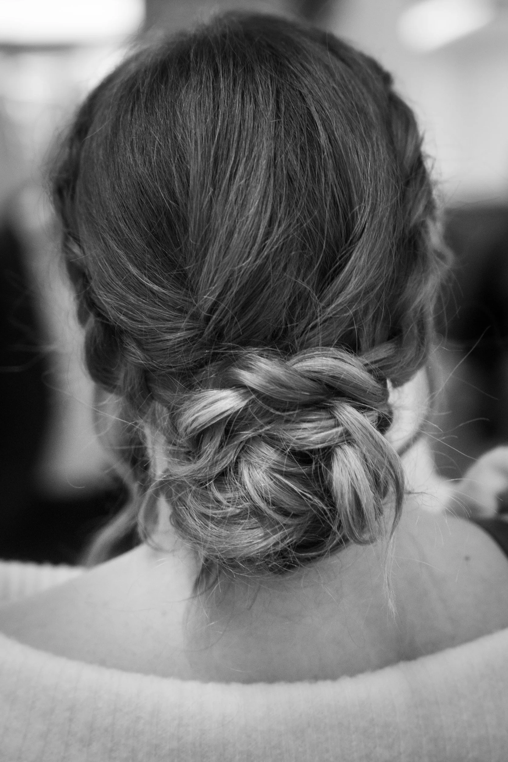 Detailaufnahme der Brautfrisur bei winterlicher Hochzeit im Standesamt Balsthal