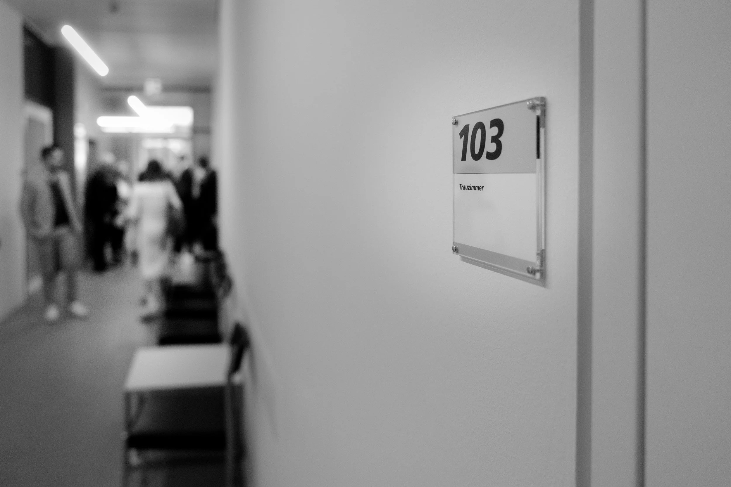 Trauzimmer im Standesamt Balsthal mit Brautpaar im Hintergrund bei Winterhochzeit