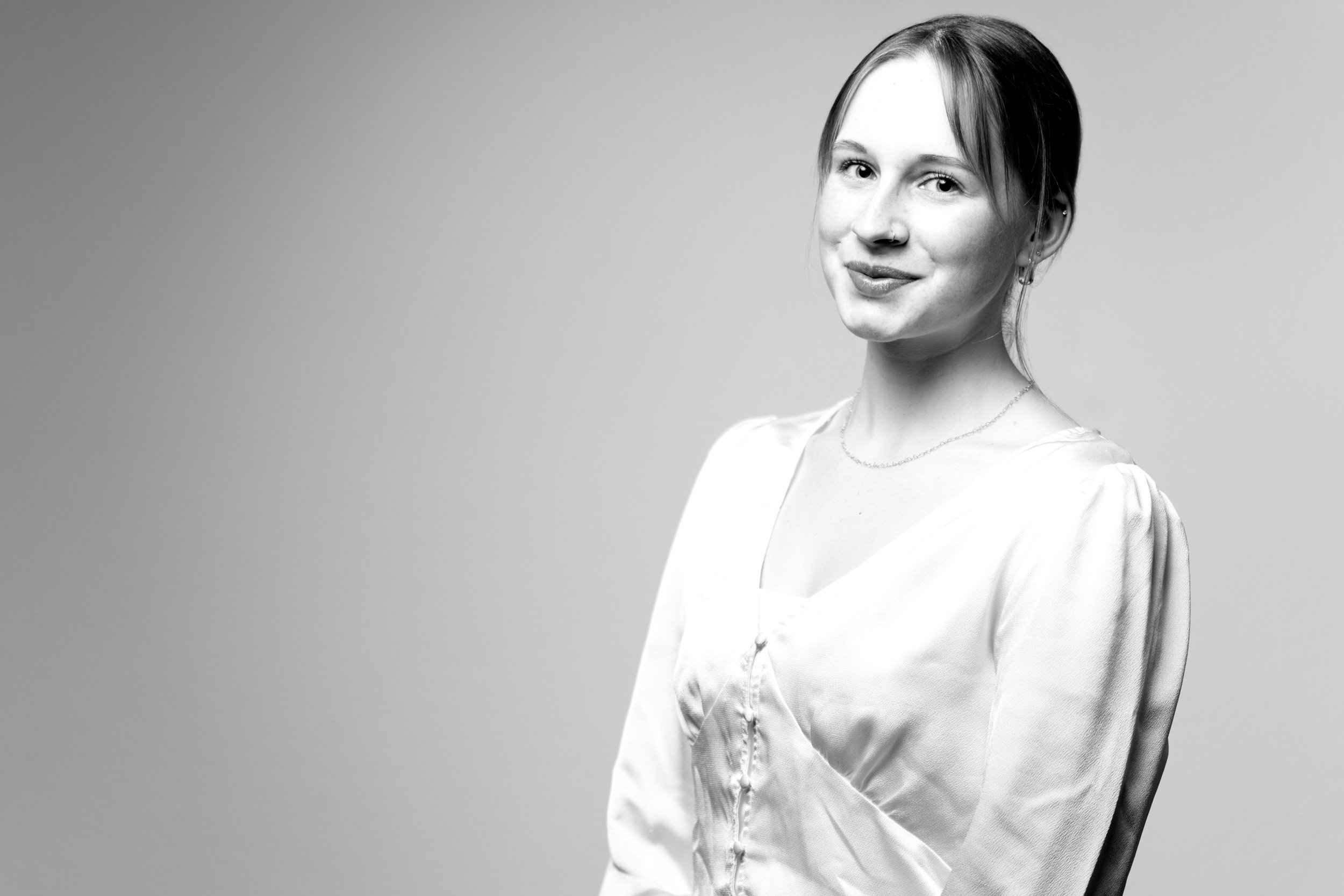 Authentisches Frauenportrait in Schwarz-Weiss