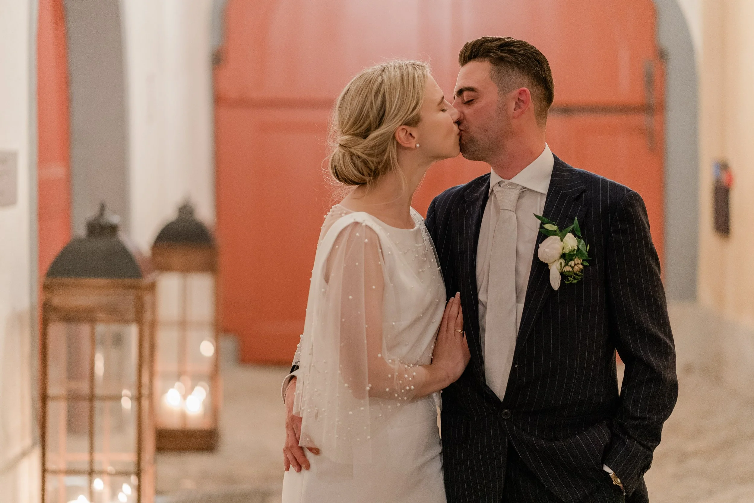 Der Hochzeitstag neigt sich langsam dem Ende zu, während das frisch vermählte Brautpaar den Abend auf Schloss Liebegg gemeinsam mit Familie und Freunden geniesst.