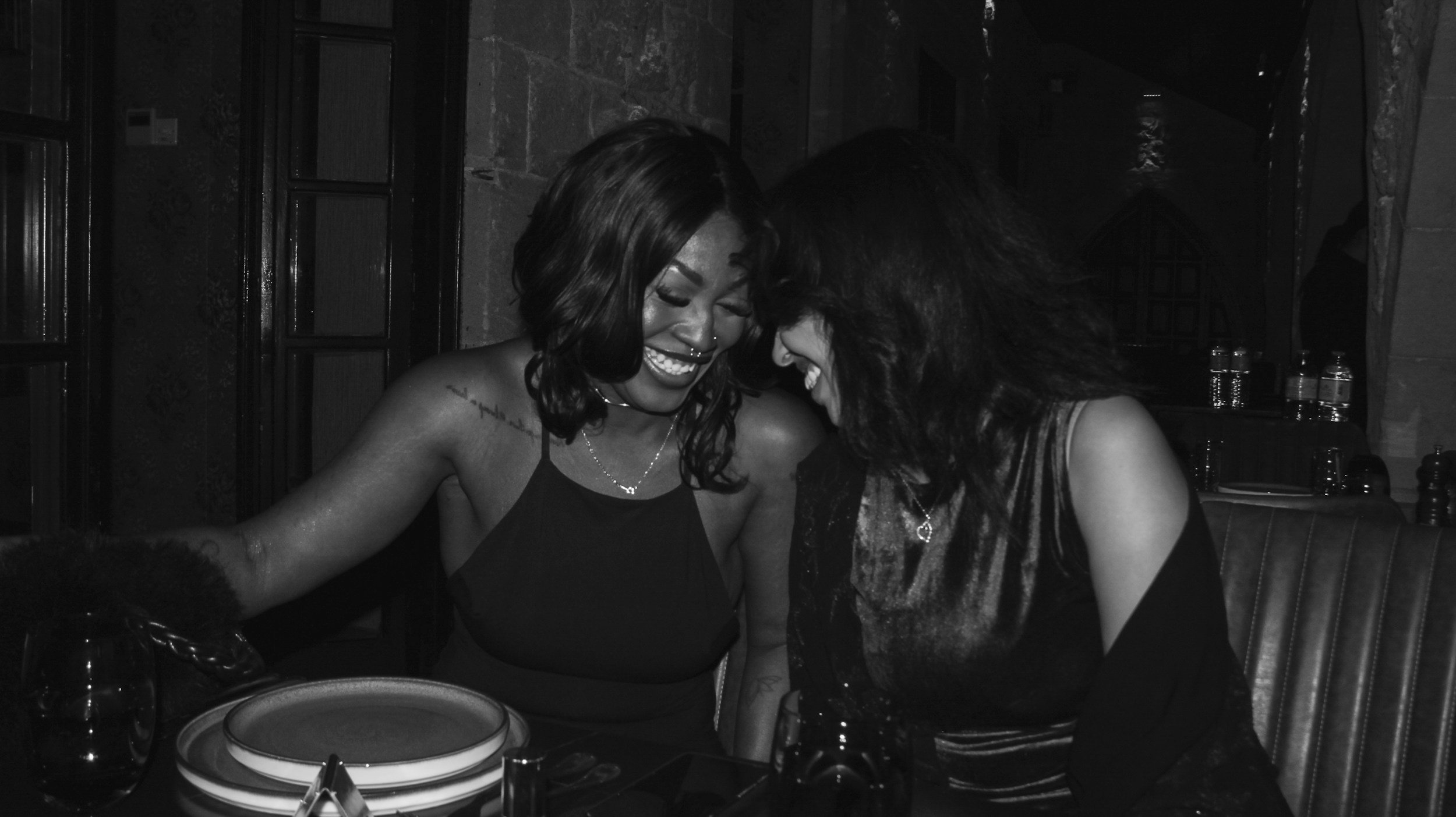 Dos mujeres gozando y disfrutando su vínculo por saber compartir lo que pueden compartir.