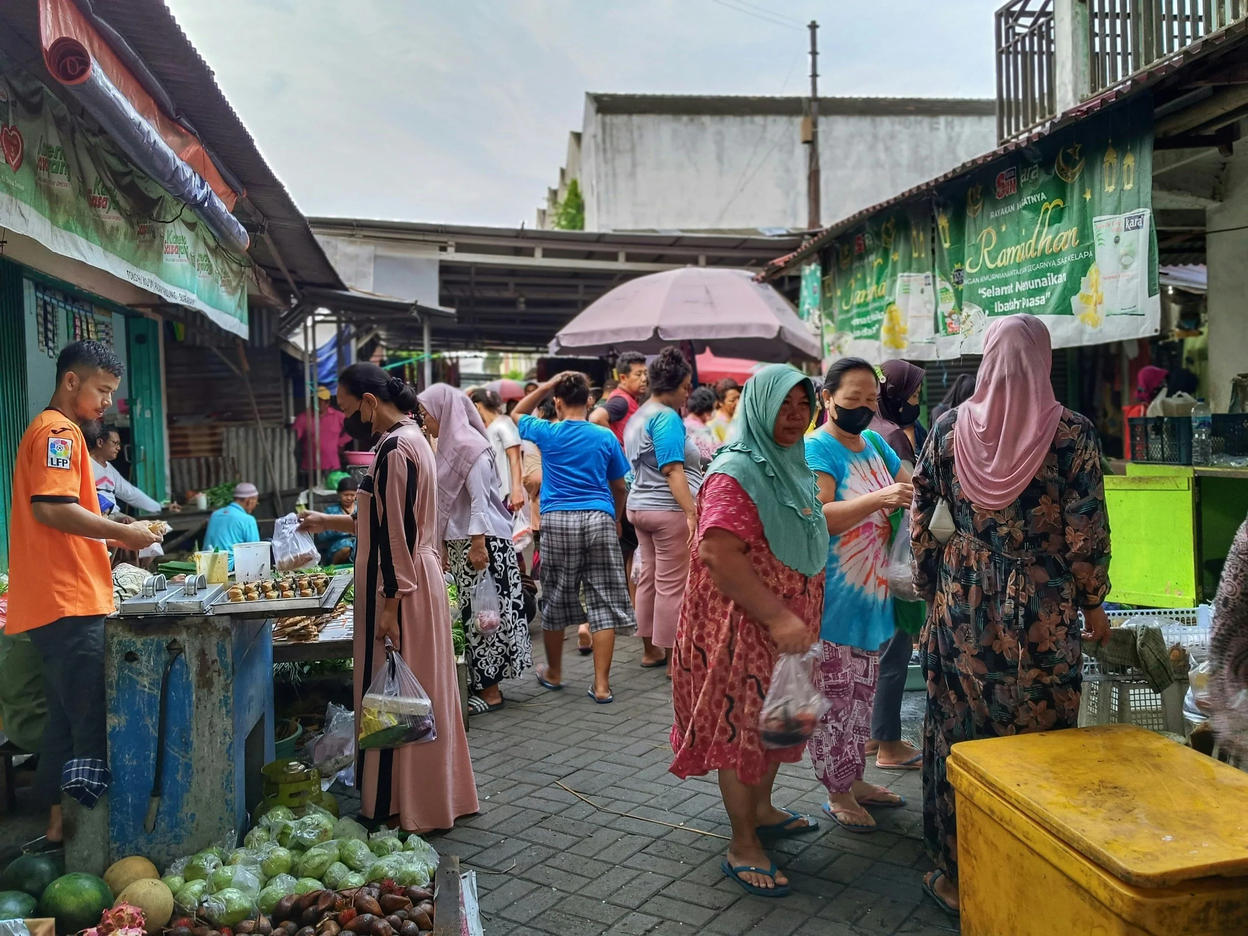 Personas caminando e interactuando en un mercado unas con otras. Transformación grupal.