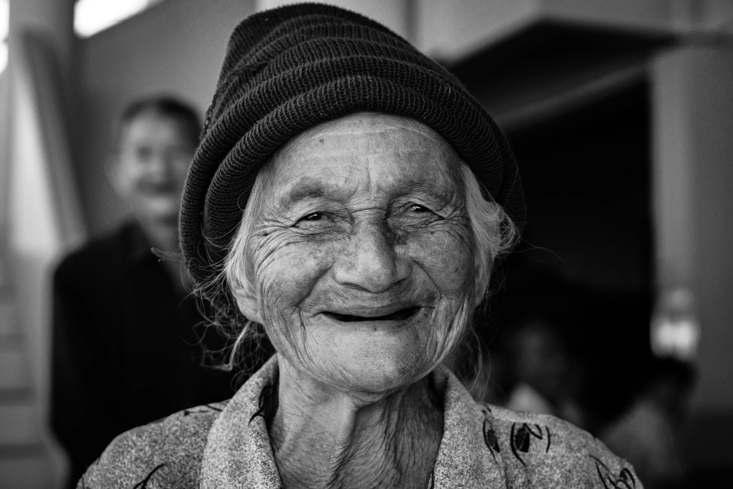 Mujer sonriente que ha recobrado su identidad al conocerse a ella misma.