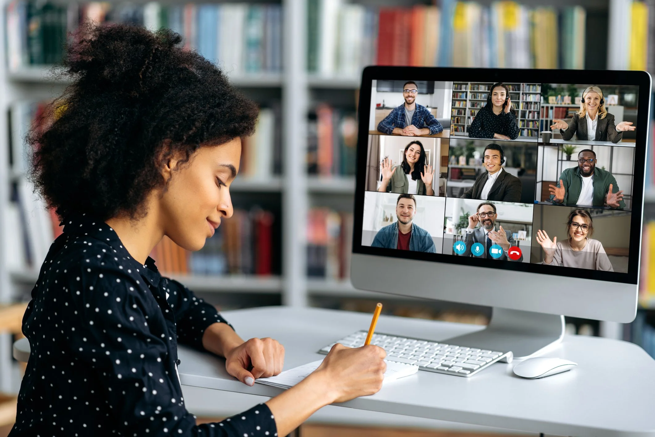 Mujer tomando un curso en línea de Semiología de la Vida Cotidiana en su computadora junto con otras personas.