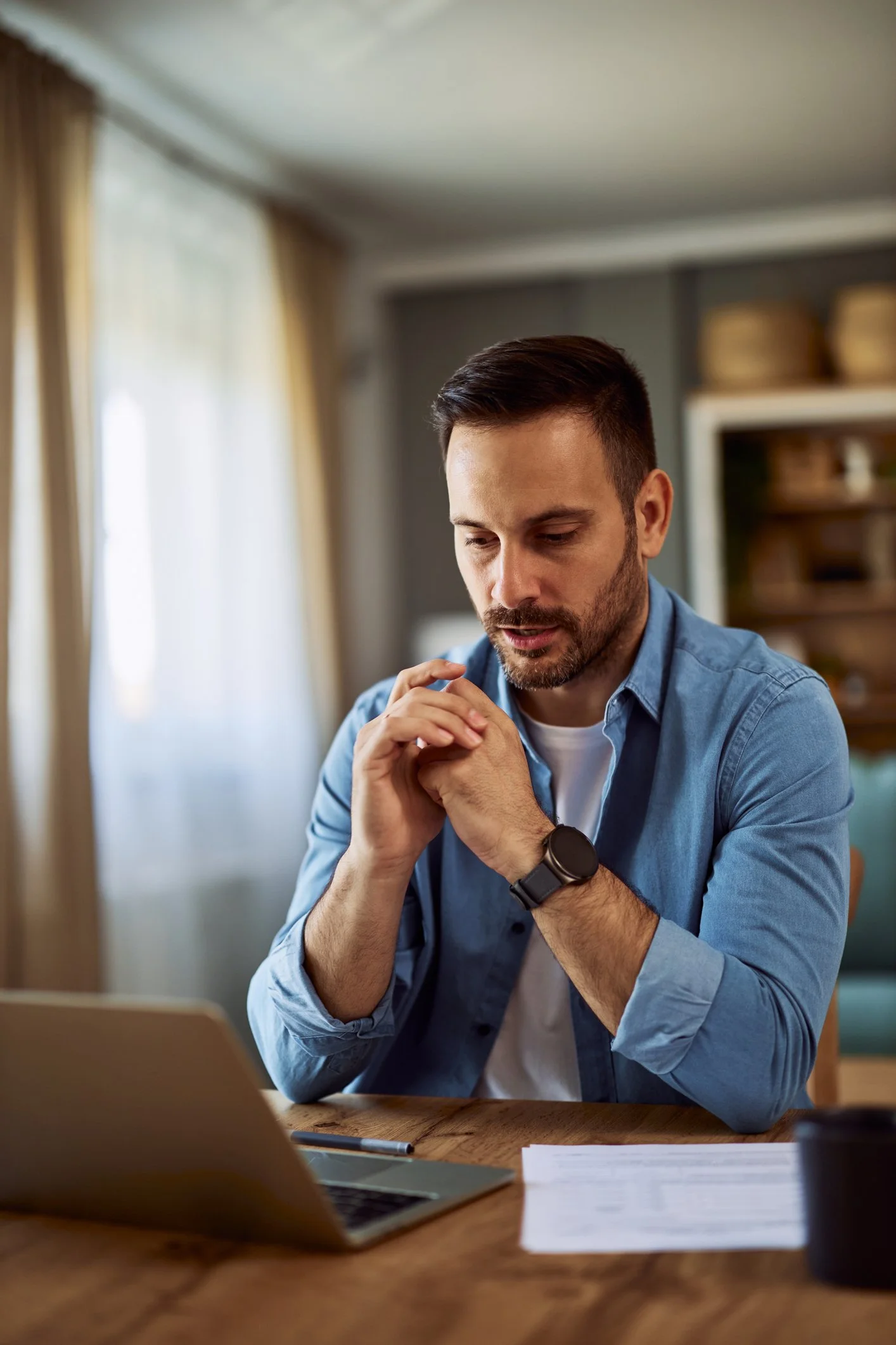 No es terapia en español. Es consulta educativa individual en español. Hombre sentado cómodamente recibiendo información educativa crucial de conocimiento para su desarrollo.