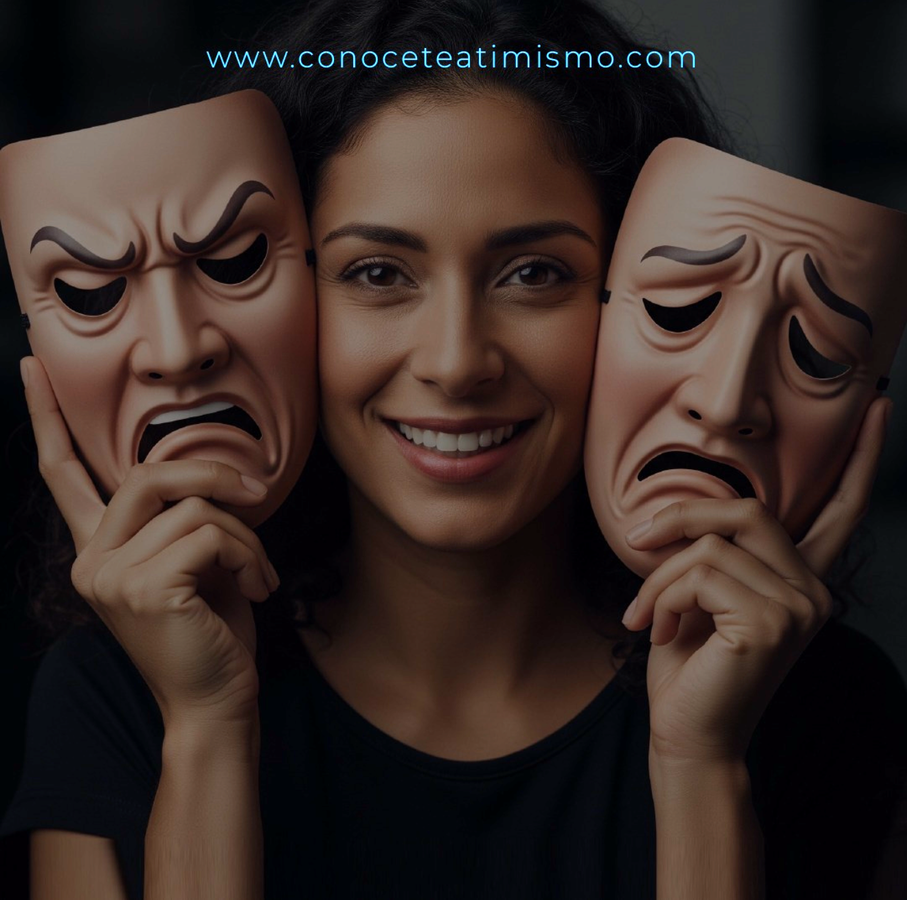 No es terapia. Es aprender a ser tú mismo. Mujer sonriendo con dos máscaras de teatro en forma de caras felices y tristes representando su propia transformación a través del conocimiento educativo de Semiología de la Vida Cotidiana.