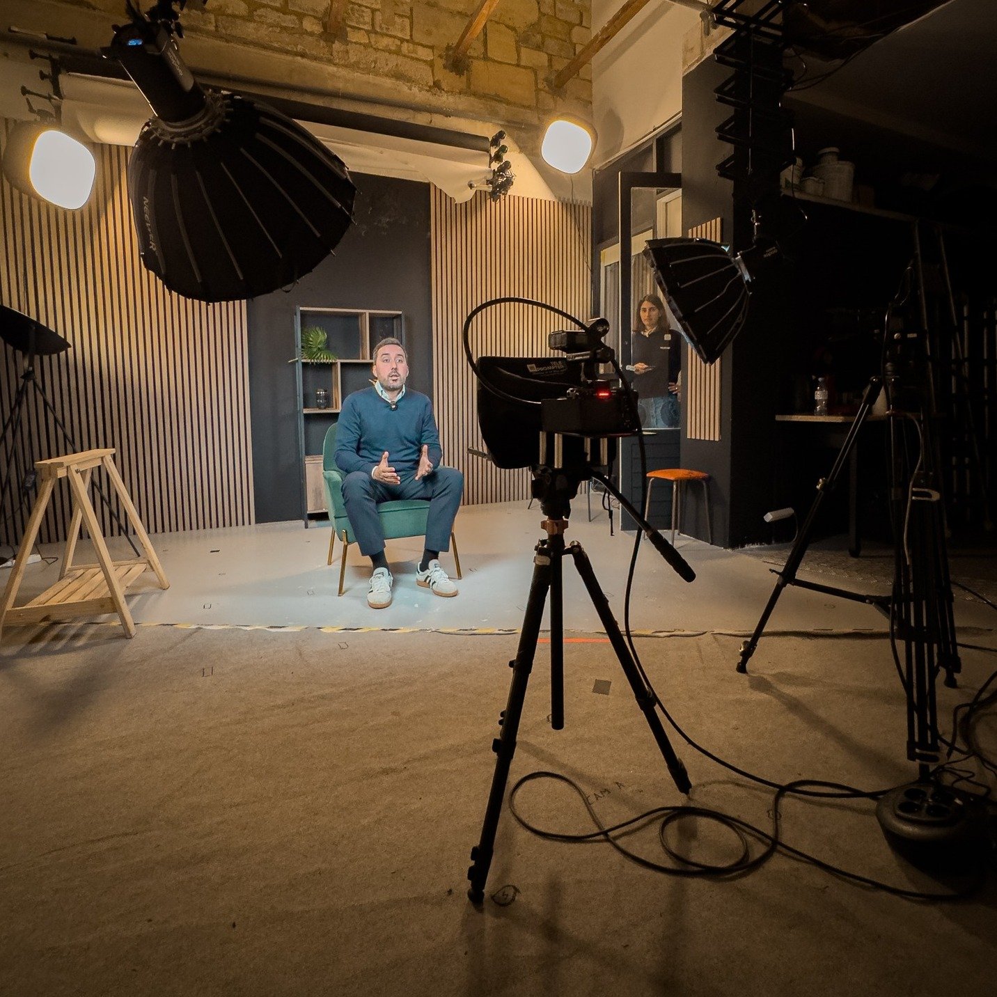 Retour en images sur un tournage r&eacute;alis&eacute; dans notre studio podcast 🎥✨
D&eacute;cor et ambiance professionnelle, cam&eacute;ras 4K, syst&egrave;me de prise de son : tout est pens&eacute; pour accueillir vos interviews, portraits vid&eac