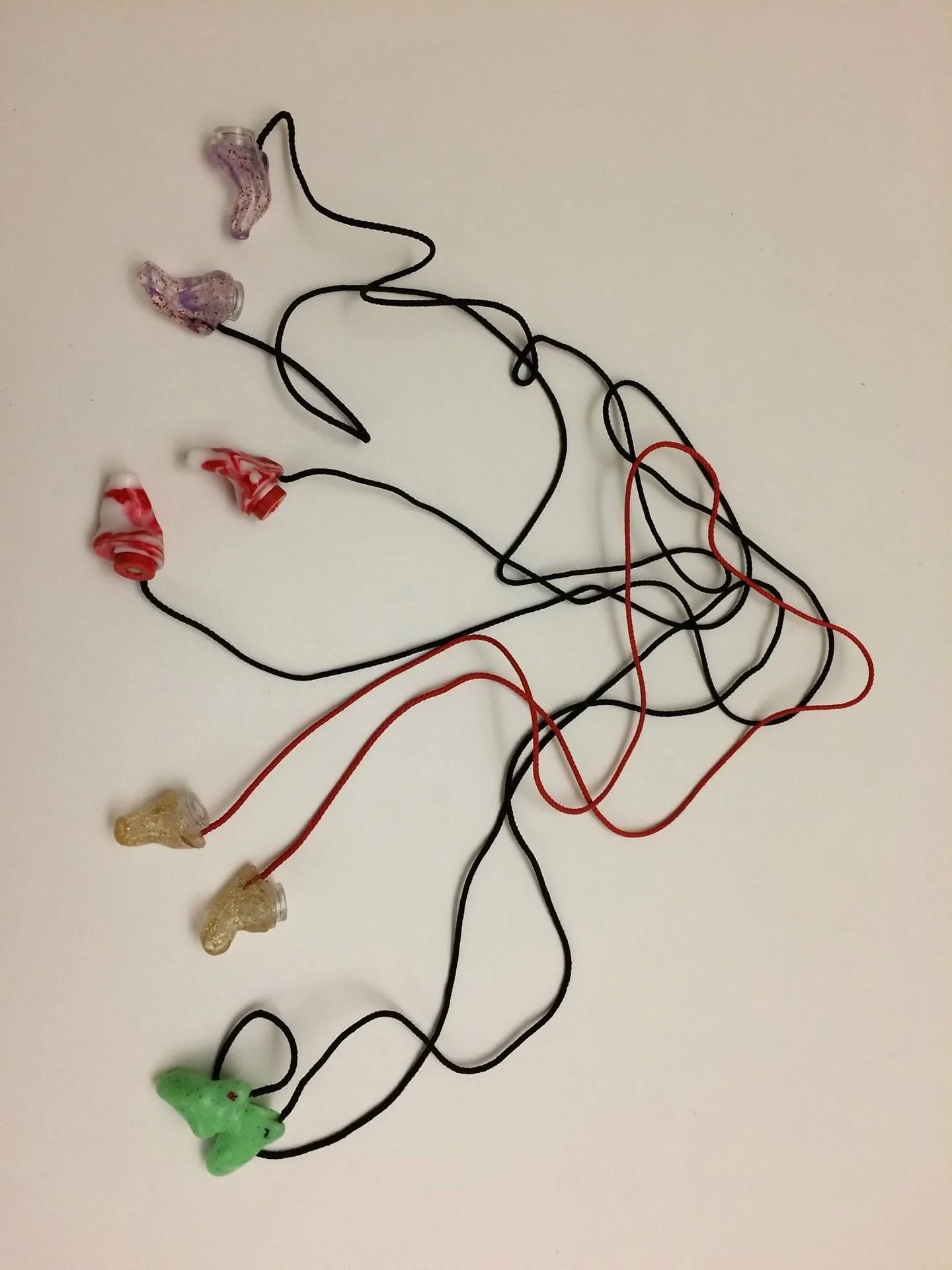 🎸 What Do Concert Earplugs Actually Do?
Custom concert earplugs work by reducing sound levels evenly, typically by 9, 15, or 25 decibels, depending on the filter you choose.
That means:
• The music still sounds natural, just quieter.
•