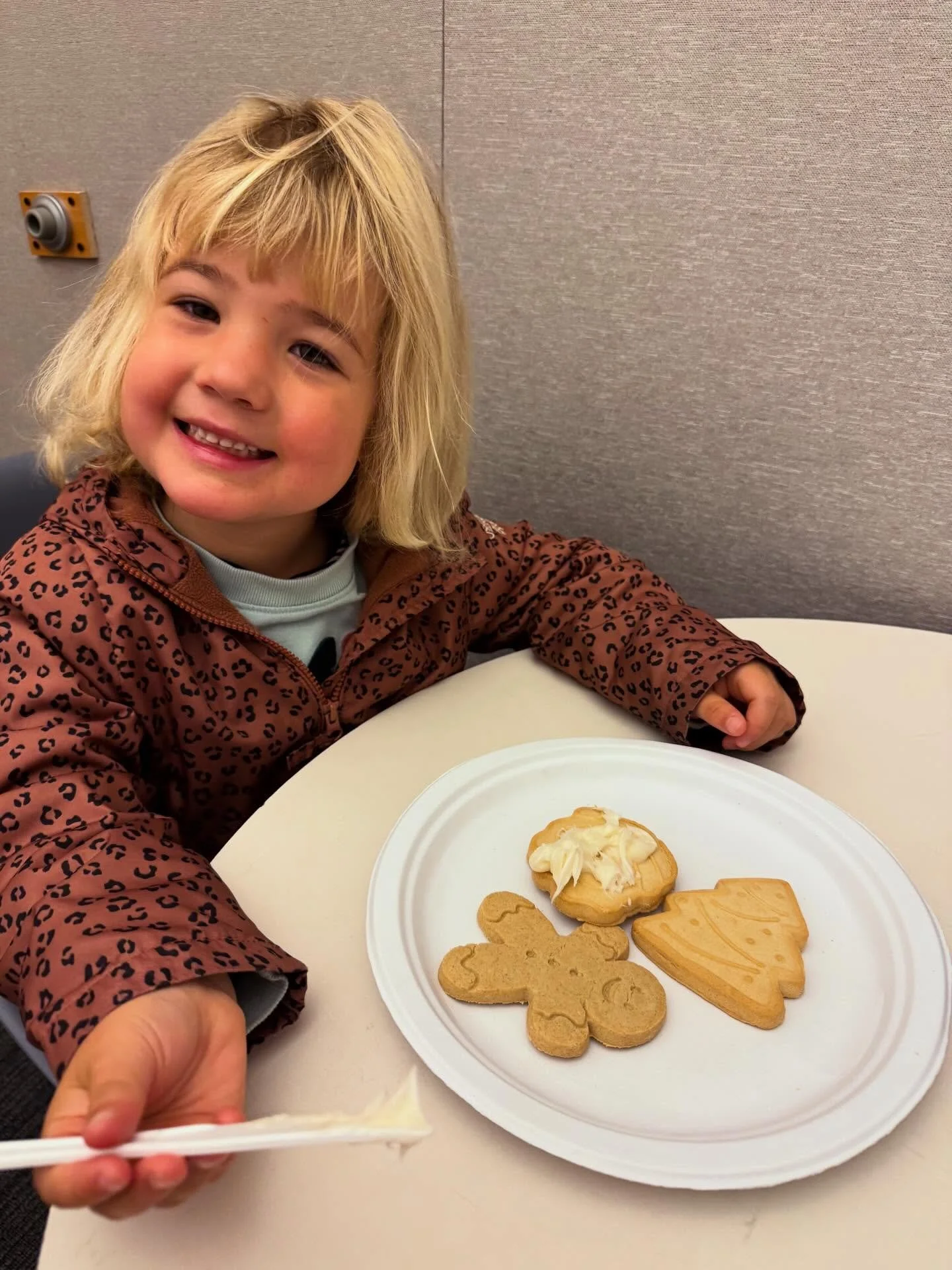 🎄Decorating holiday cookies = the yummiest speech therapy lesson plan

✔️Following directions 
✔️Practicing S-cluster words like &ldquo;snow&rdquo; and &ldquo;sparkle&rdquo;
✔️Advocating for help when those sprinkles don&rsquo;t look quite right ;)
