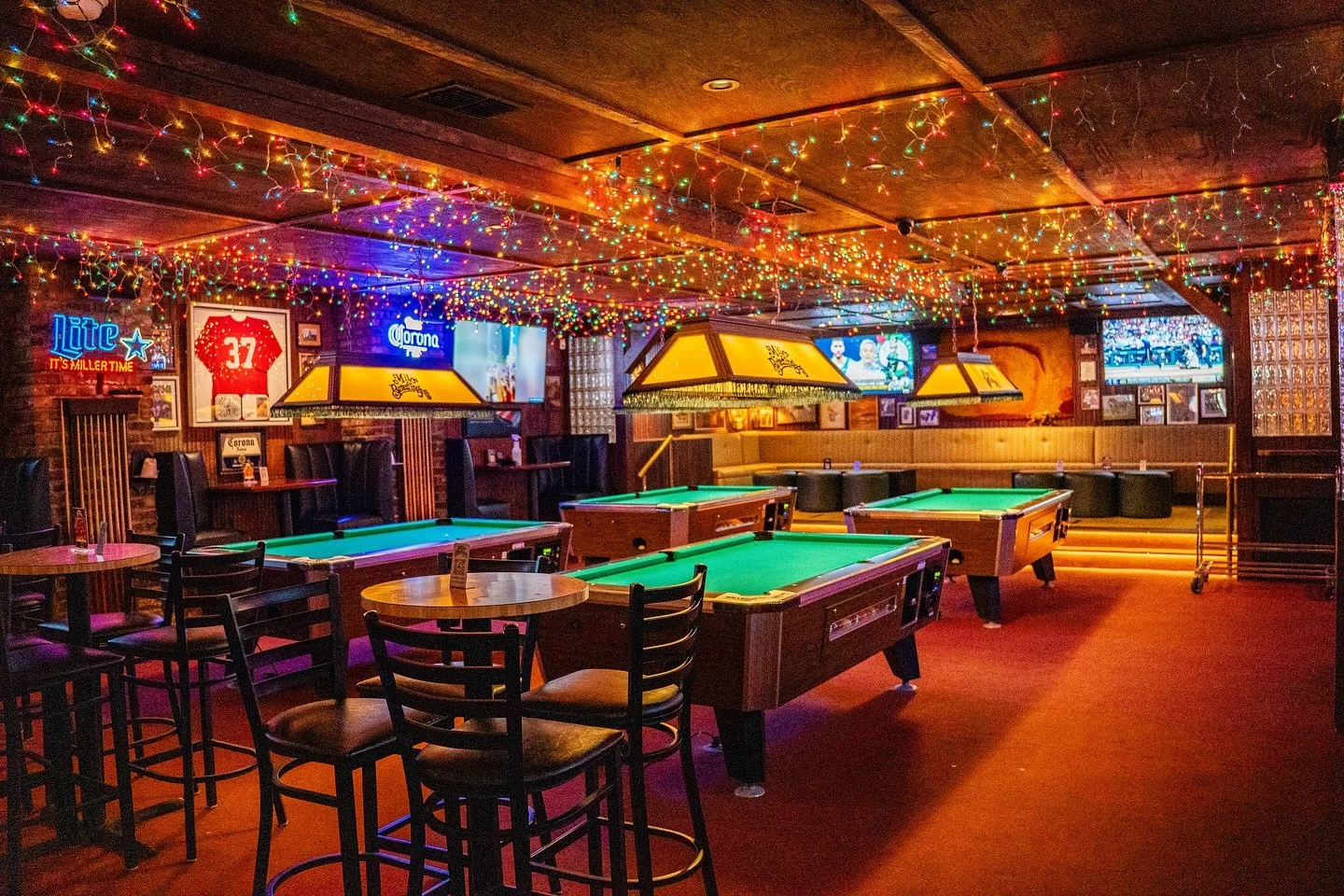 Host your holiday event at your favorite local bar! Perfect for corporate holiday happy hours or just getting together with friends and family to celebrate the season. DM us for more info on booking!
.
.
.
#dallasevents #dallasholidays #dallaseventve