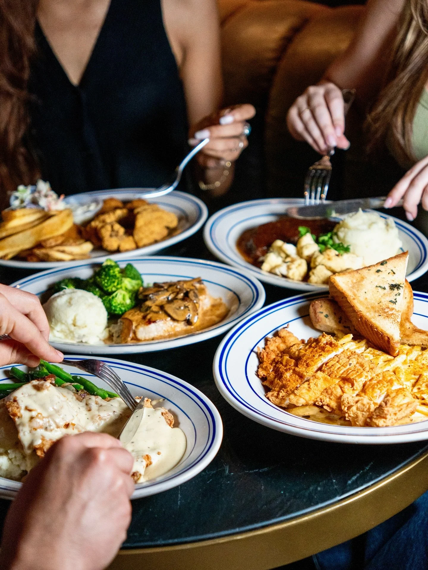 The delicious, yet affordable, weeknight dinner spot for the whole crew- $10.99 dinner specials Monday through Friday, drink deals, happy hour, no reservations required, and perfect for large groups! 
.
.
.
#dallasfoodie #dallasdining #dallaslife #da