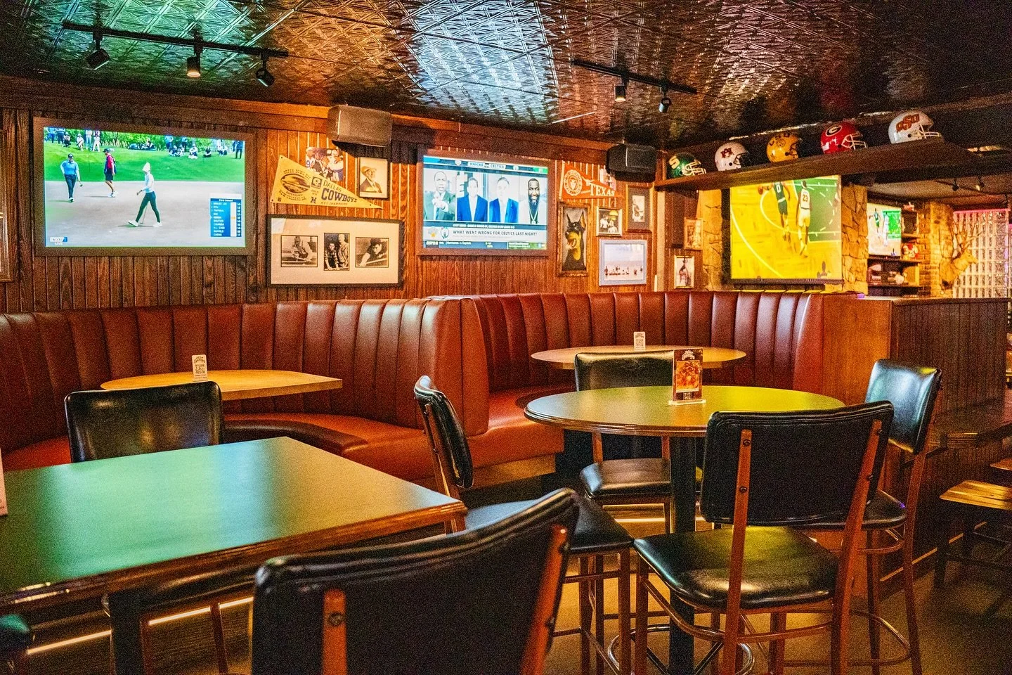 The best place in town to cheer on your favorite teams! See y&rsquo;all tomorrow for some college football! 🏈 
.
.
.
#dallasbar #dallassports #dallassportsbar #collegefootball