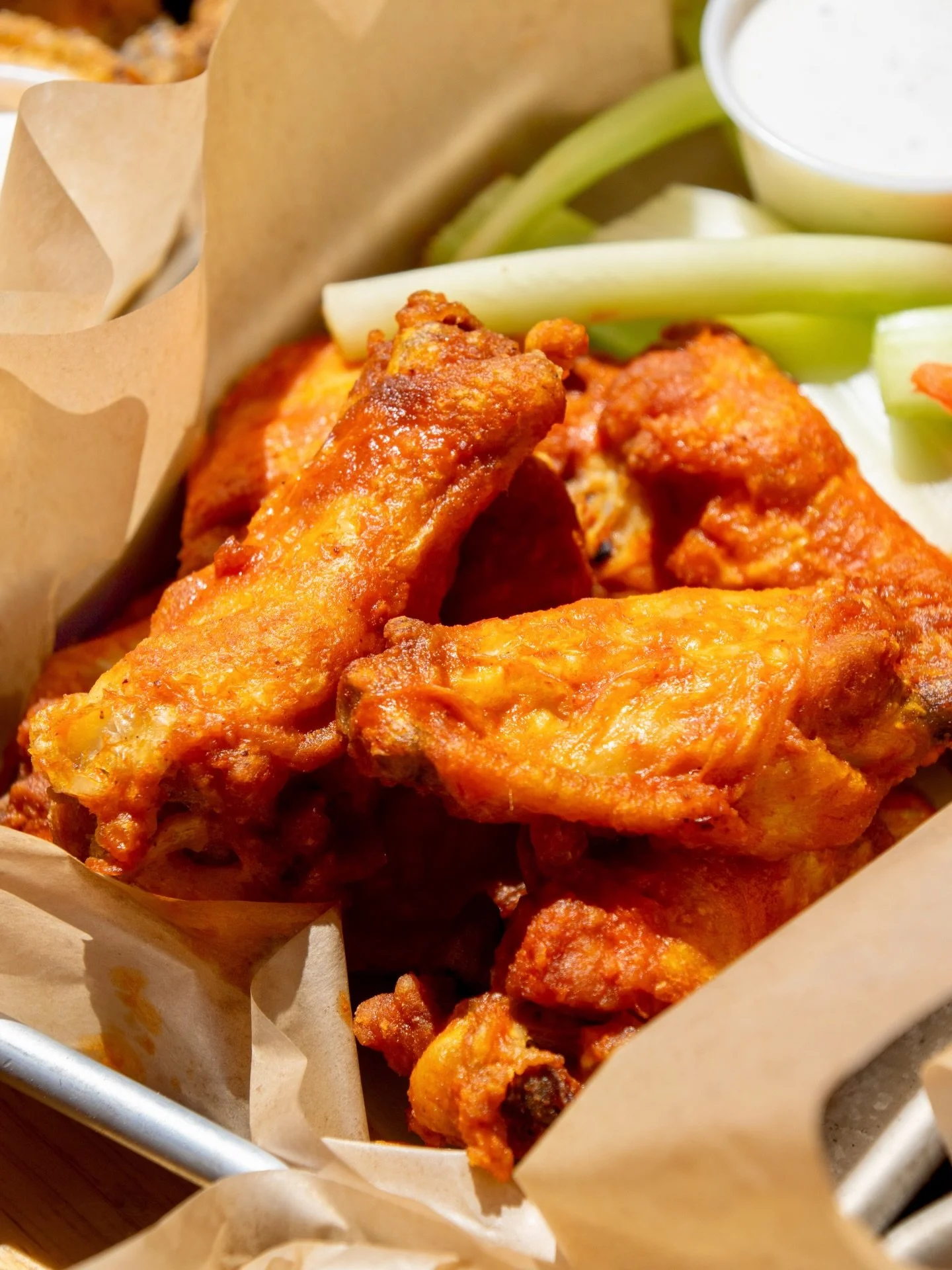 Happy hour&hellip; for those of us who love to eat 🍗🍕🍔 $10 wings, smash burgers, and pizzas during happy hour plus $3.75 domestics, $7 premium wells, and $8 scratch margaritas.