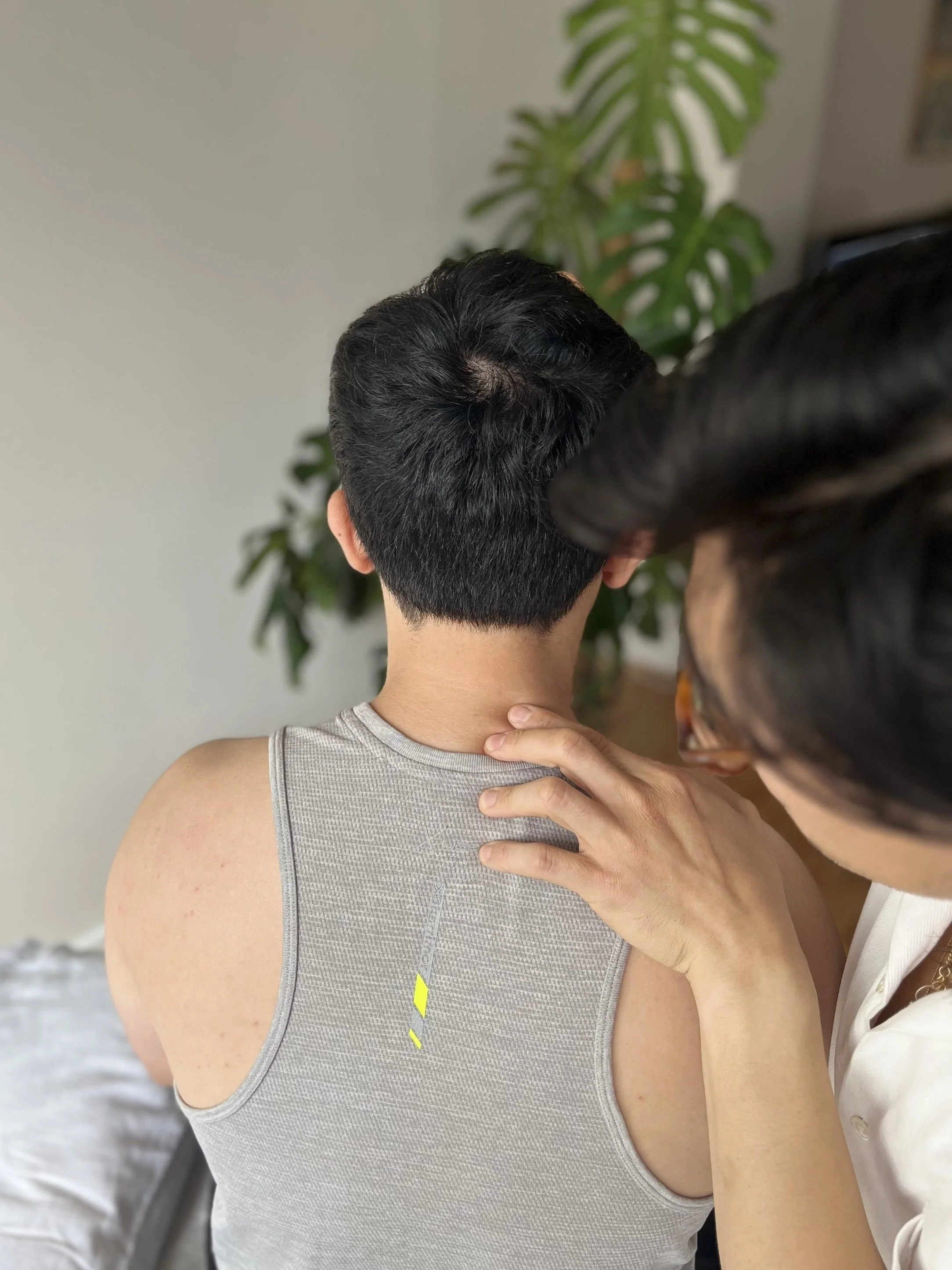 Edric Lau Osteopathy treating Acute & Chronic neck pain