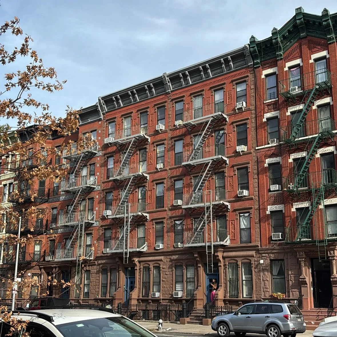 All the leaves are brown (all the leaves are brown) 🍁🍂

Swipe to ask @justin_autz how I feel about the sun setting at 4:30 in the afternoon

1. The beautiful UWS skyline
2. Chelsea Market, where the scene is hot and the fish is on ice
3. Date night