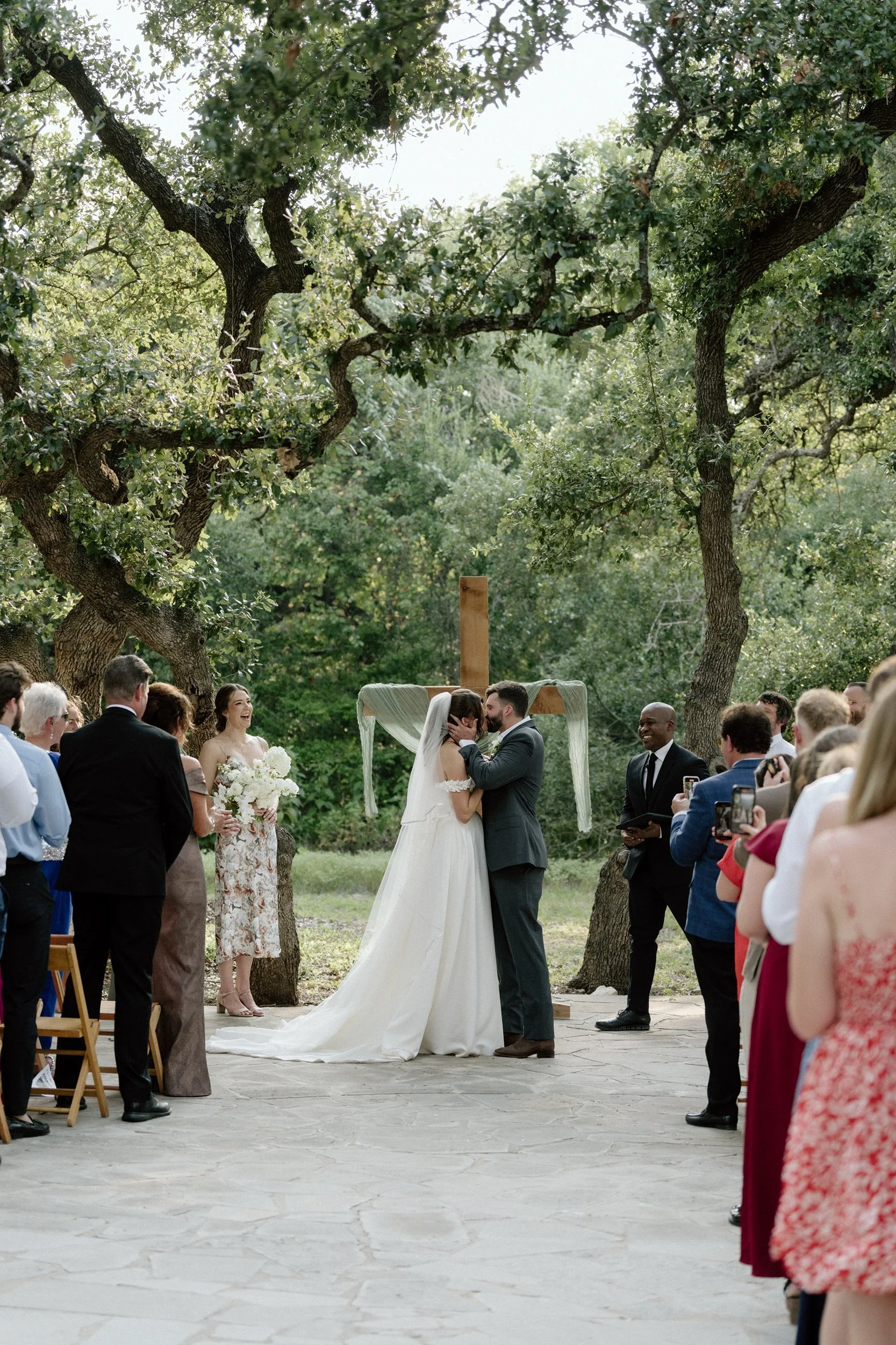 texas-hill-country-wedding-ceremony-addison-grove-first-kiss.jpg