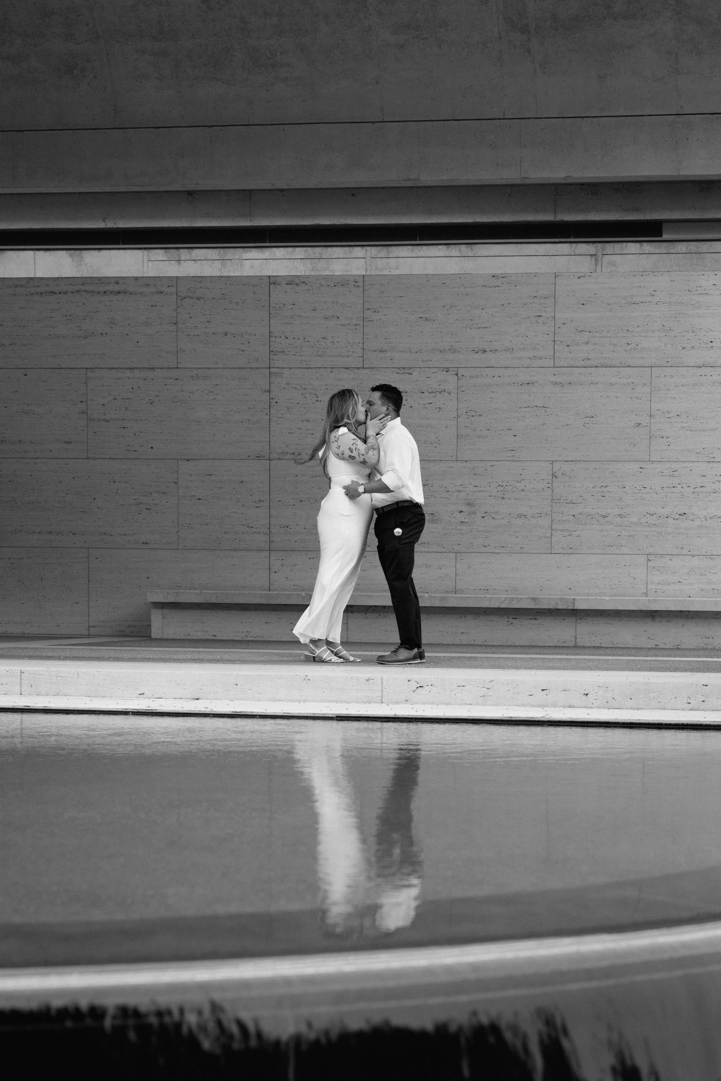 Courtyard engagement photo at Kimbell Art Museum in Fort Worth