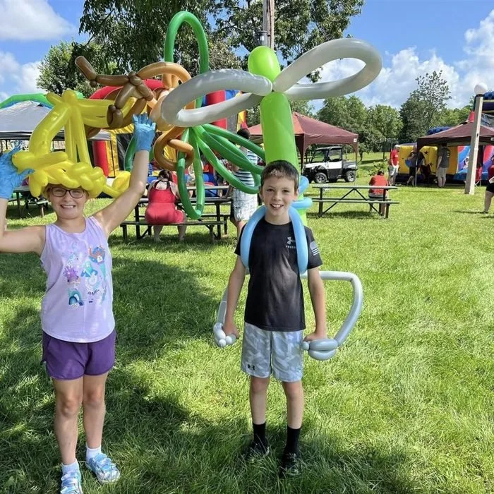 Kids wearing twisted balloon hats