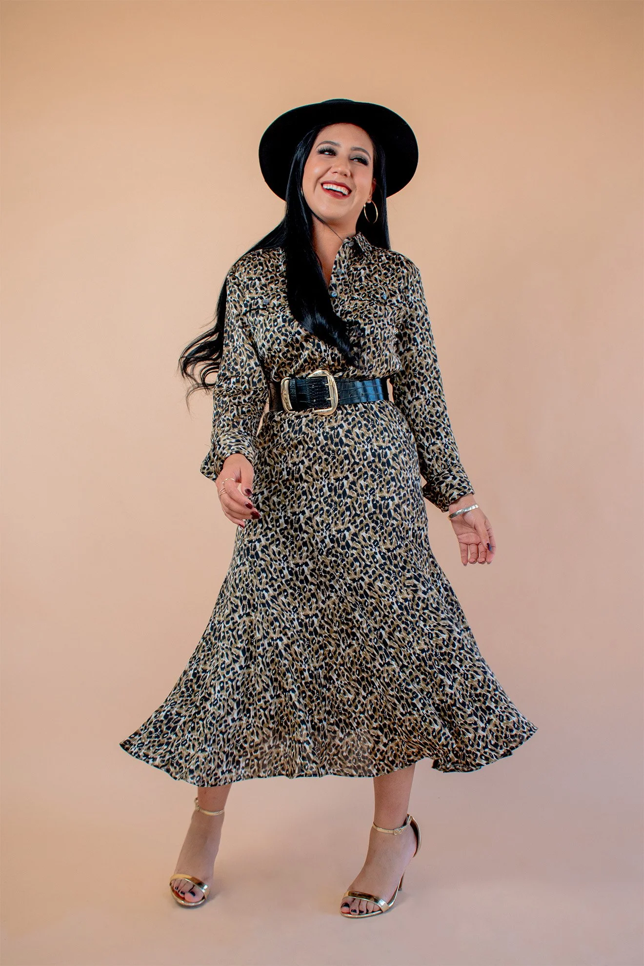 mujer sonriendo con vestido de patrones.jpg