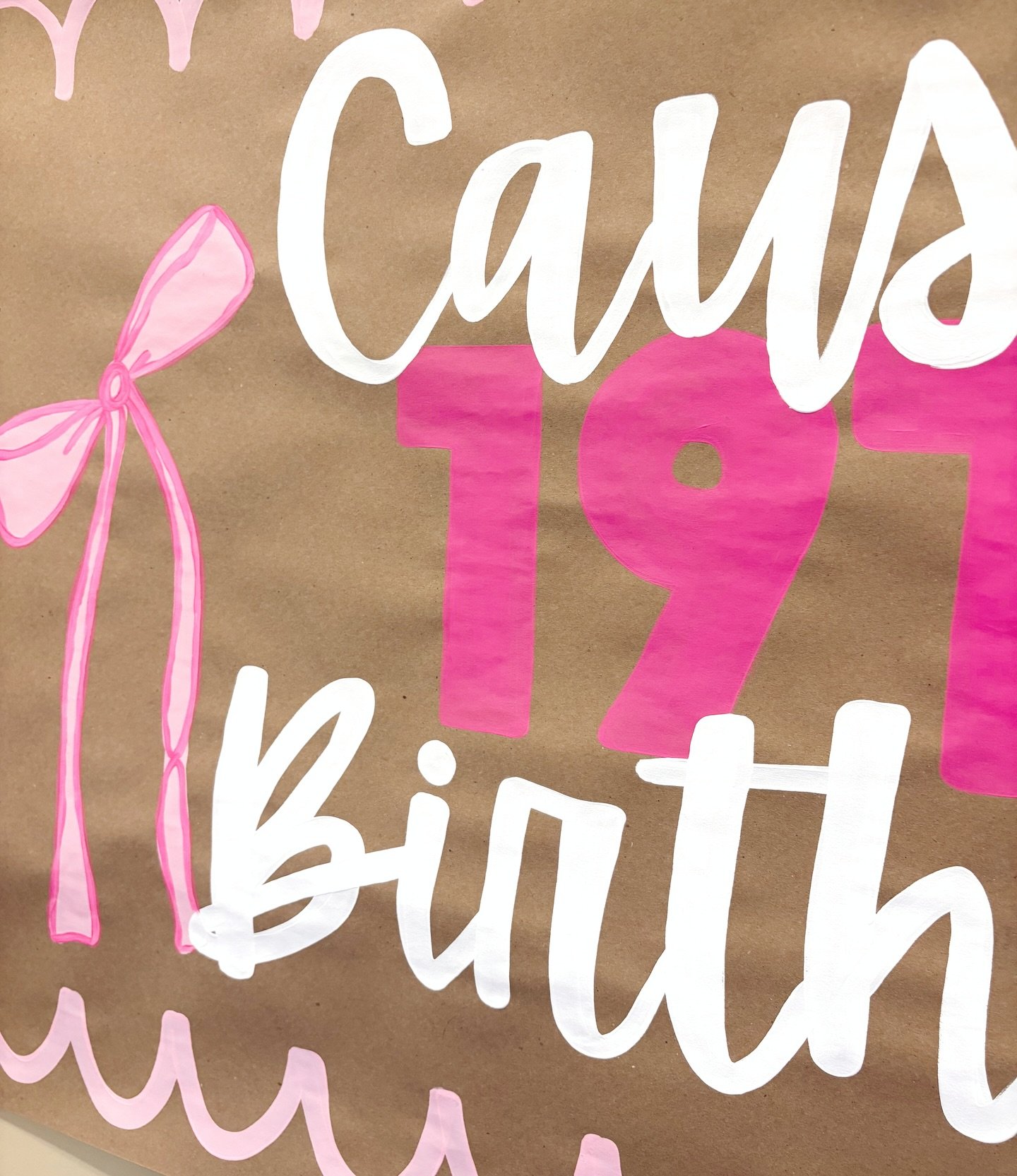 LOVE this banner for @causeyjones06 !!! So pretty and pink!!🎀💗🎂 

#birthdaybanner #19thbirthdaybanner #paintedbanner #borwnpaperbanner