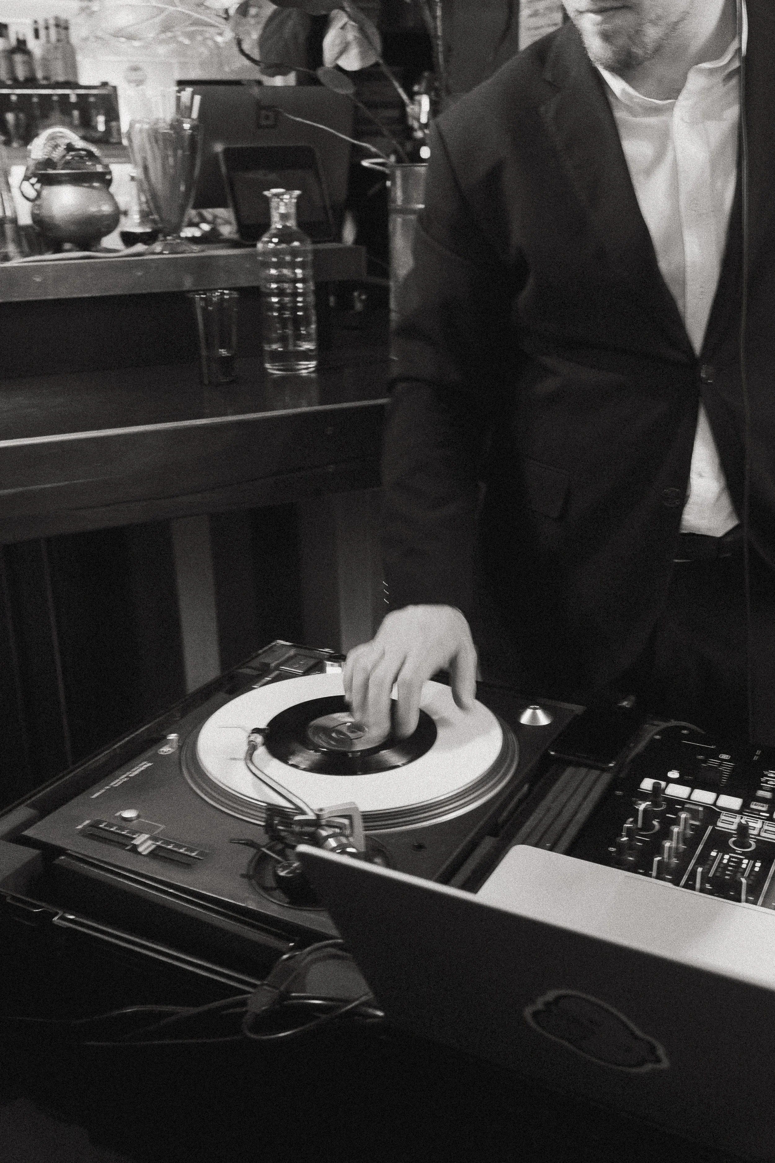 Vinyl DJ wedding 