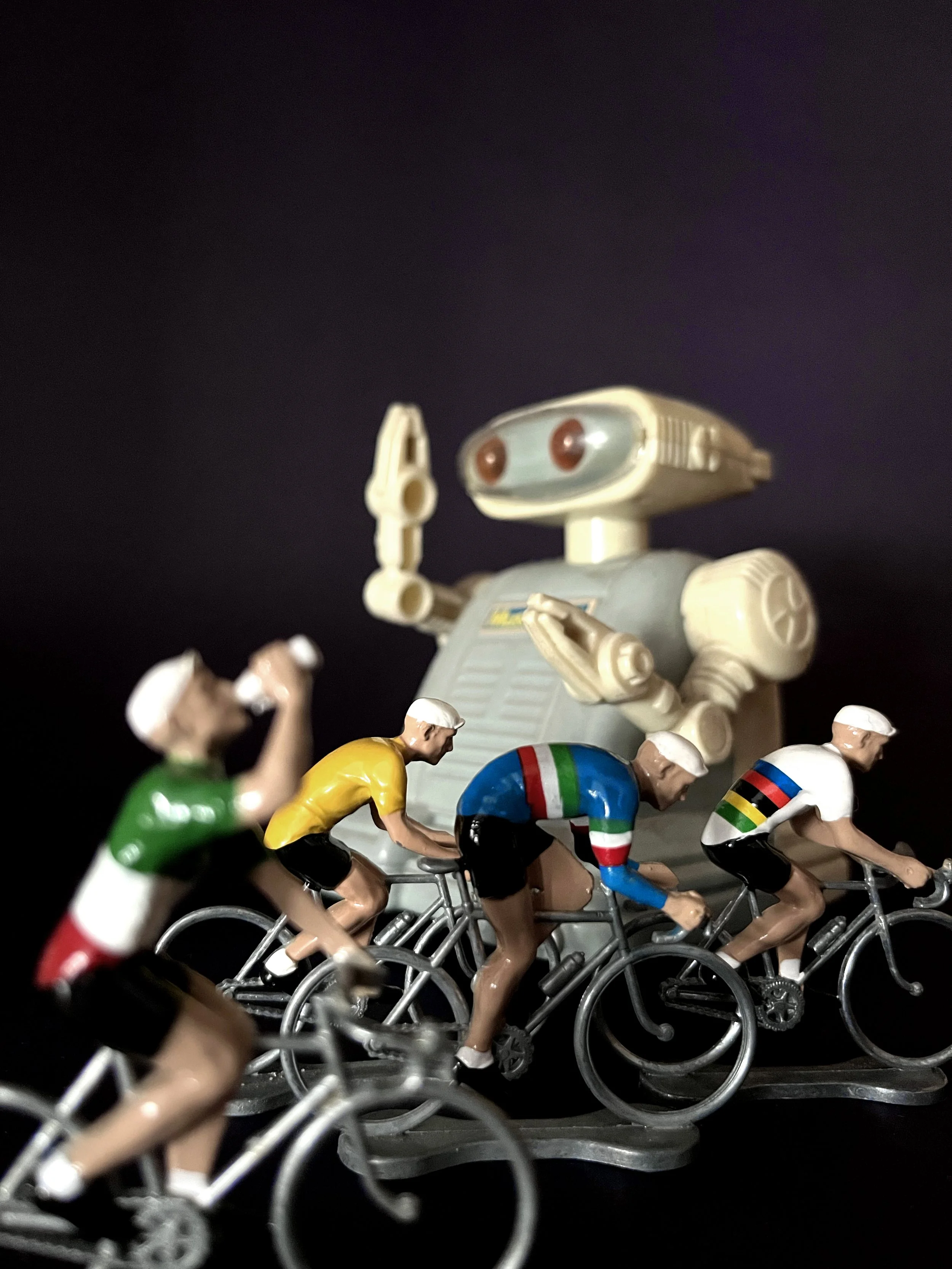 bernard-et-eddy-cycliste-robot