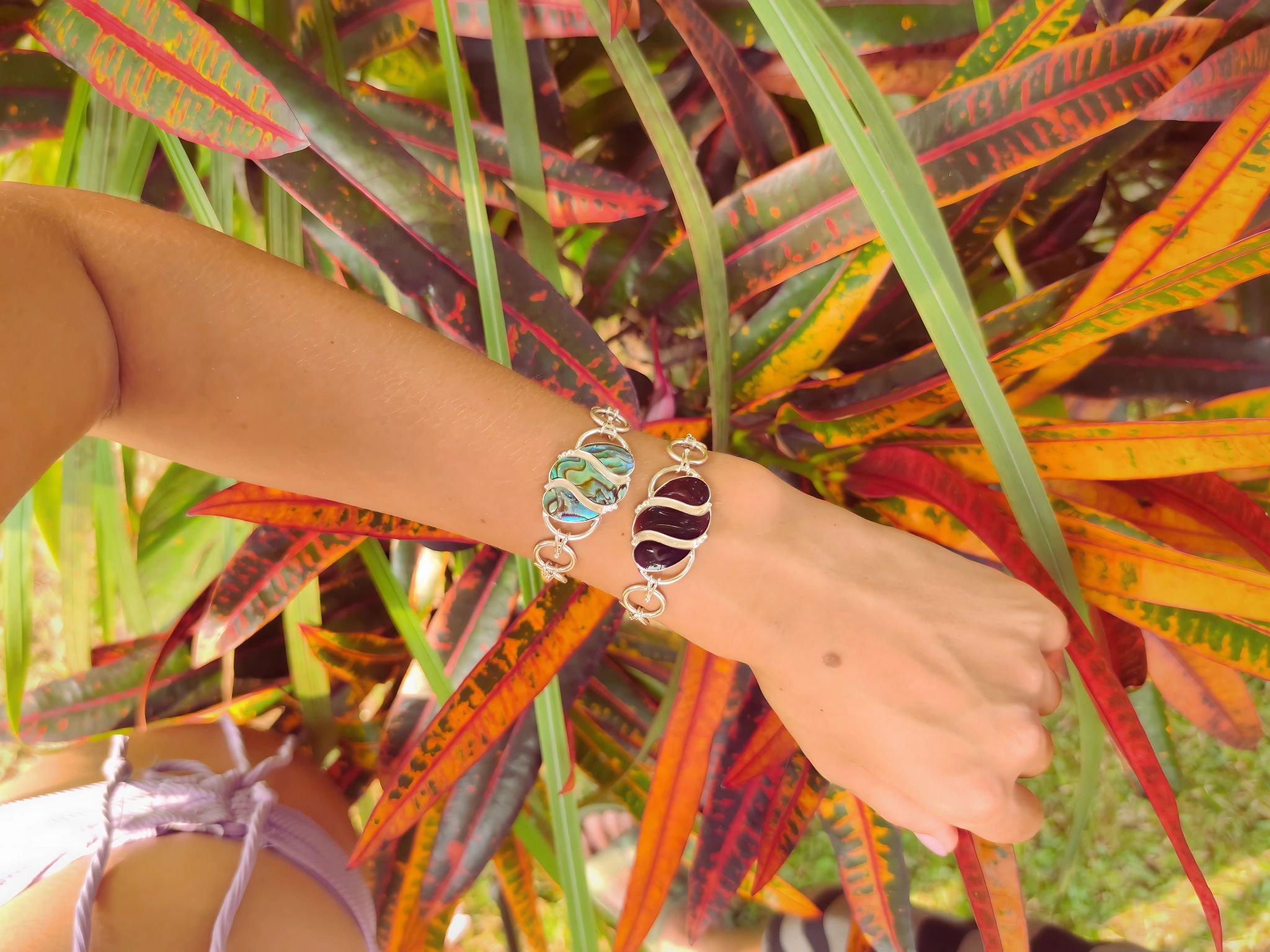 Closed Chain Waves Bracelet in Shell or Coral