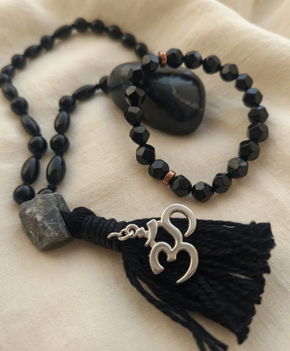 black-obsidian-pocket-meditation-mala-bracelet-and-crystal-gift-set---sq4369860-enhanced-01.jpg