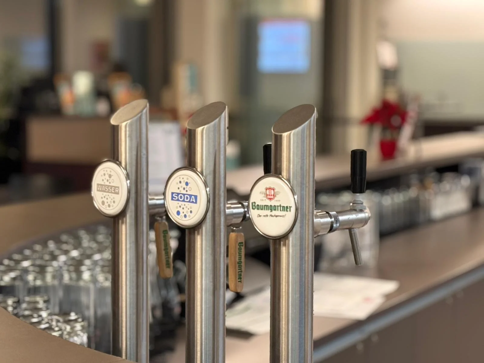 Bier- und Wasserhähne an einem Tresen in einem Café oder einer Bar.