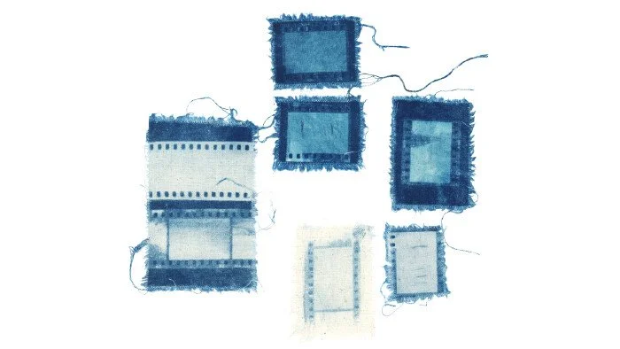 6 verschieden bedruckte Stoffstücke, mit blauer Farbe