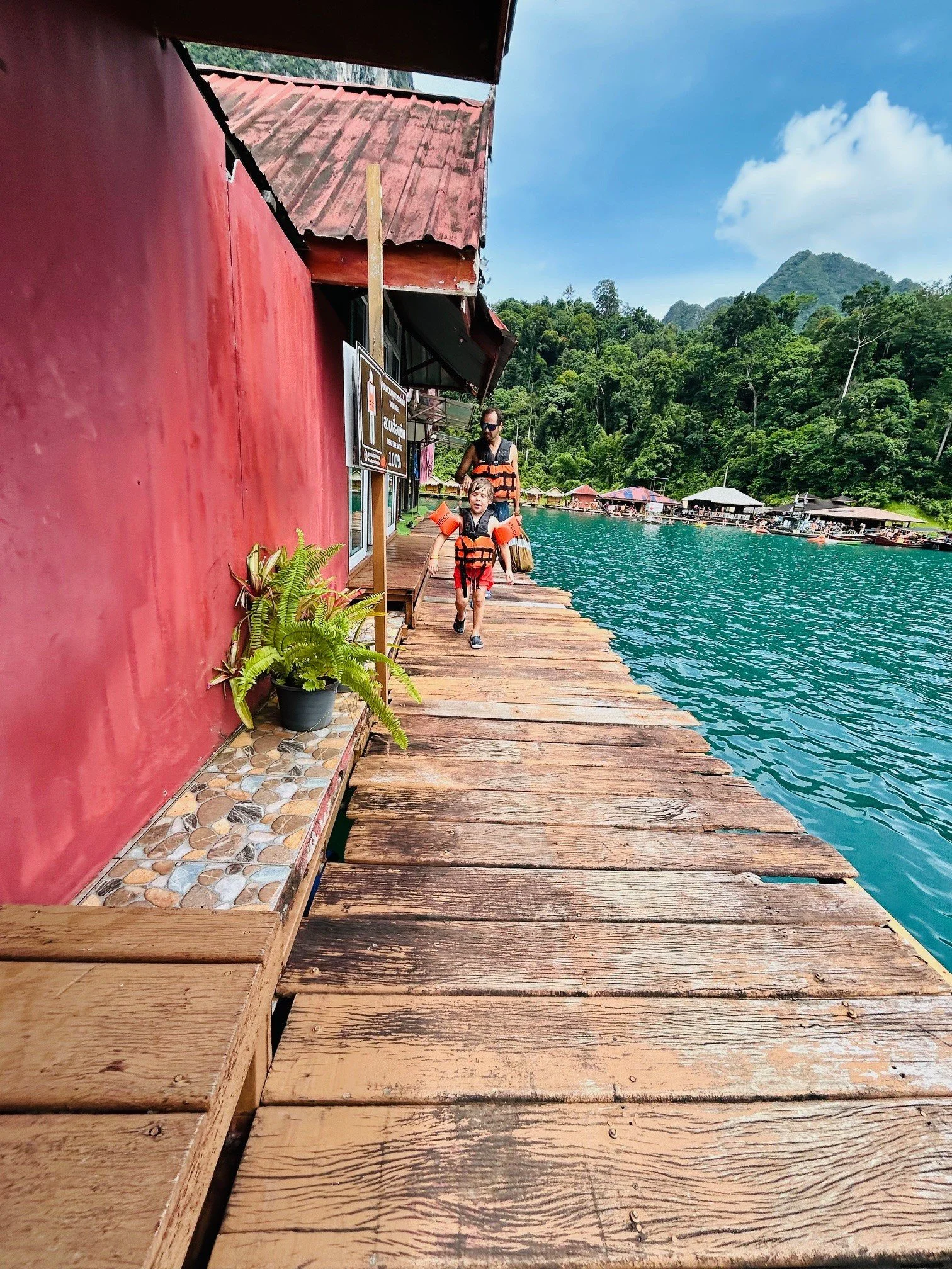 overnachten op het stuwmeer van Khao sok
