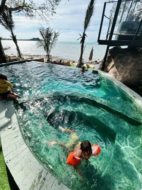 Malika Beach club koh samui met kids