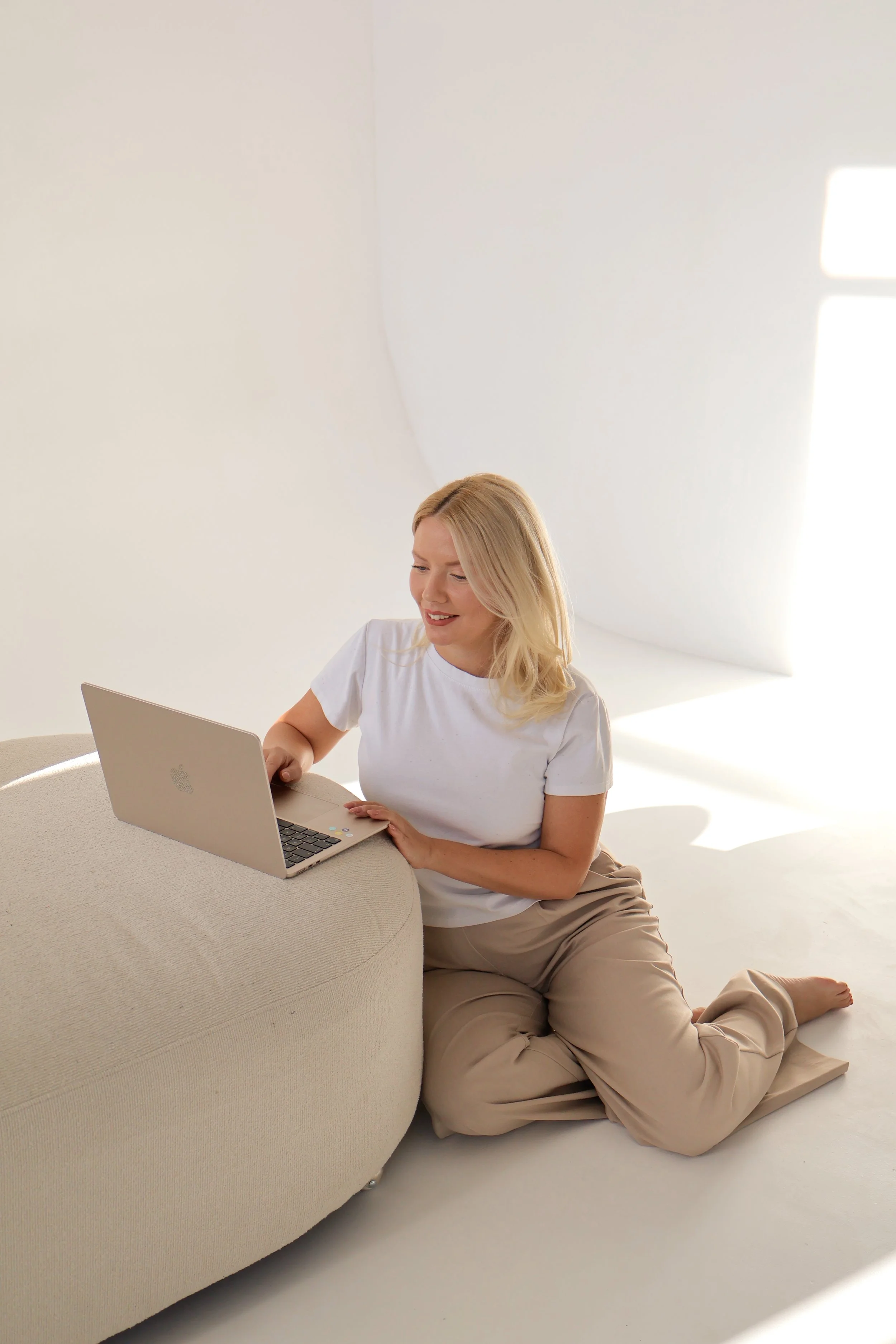 fotografie branding feminină lumină naturală București, fotografie branding pentru coach și terapeut feminin București, ședință foto brand personal feminin lumină naturală, ședință foto brand personal coach lumină naturală București