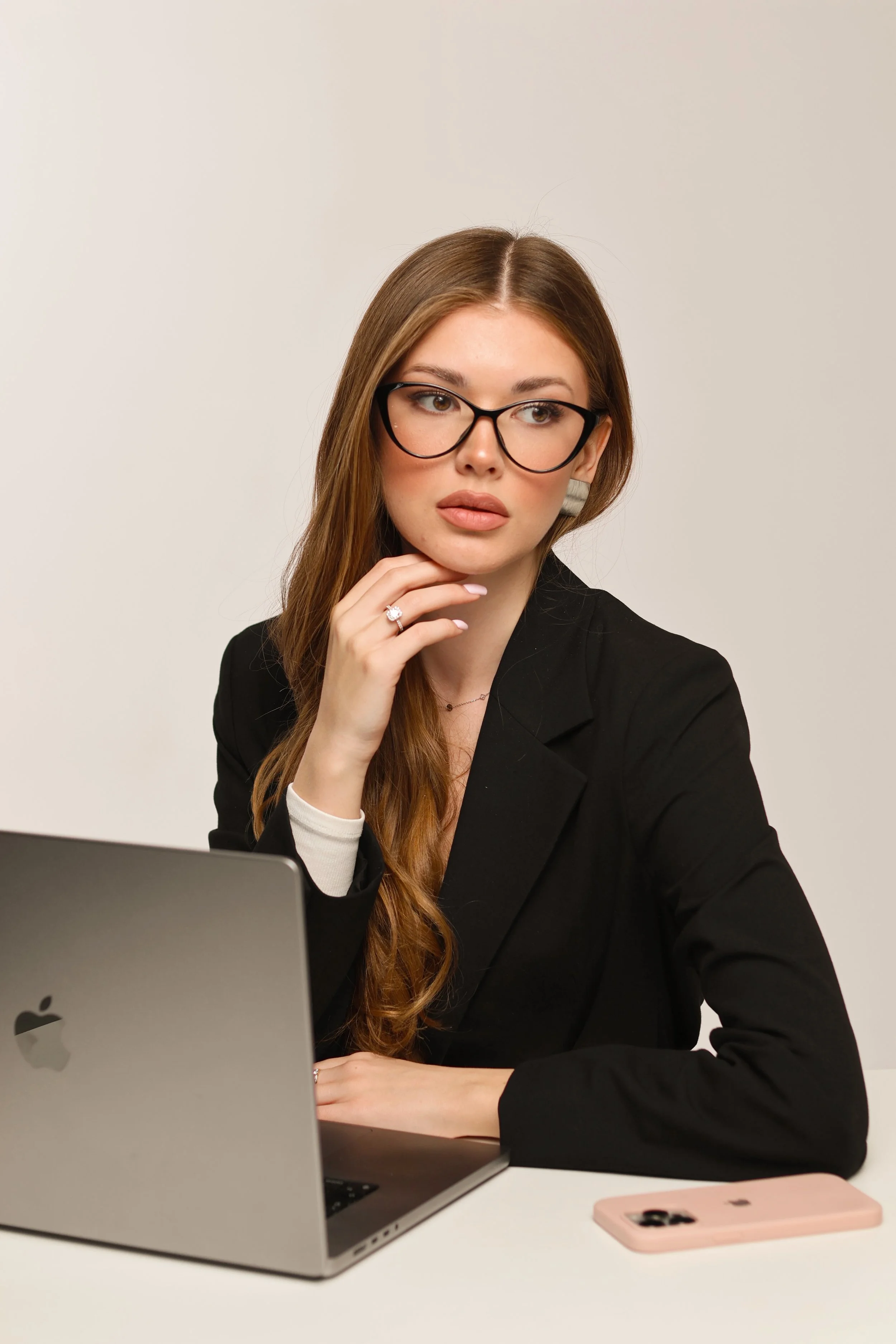 fotografie branding feminină lumină naturală București, ședință foto brand personal feminin lumină naturală, sesiune foto brand personal editare subtilă caldă, conținut video behind the scenes brand personal feminin, fotografie branding profesională 