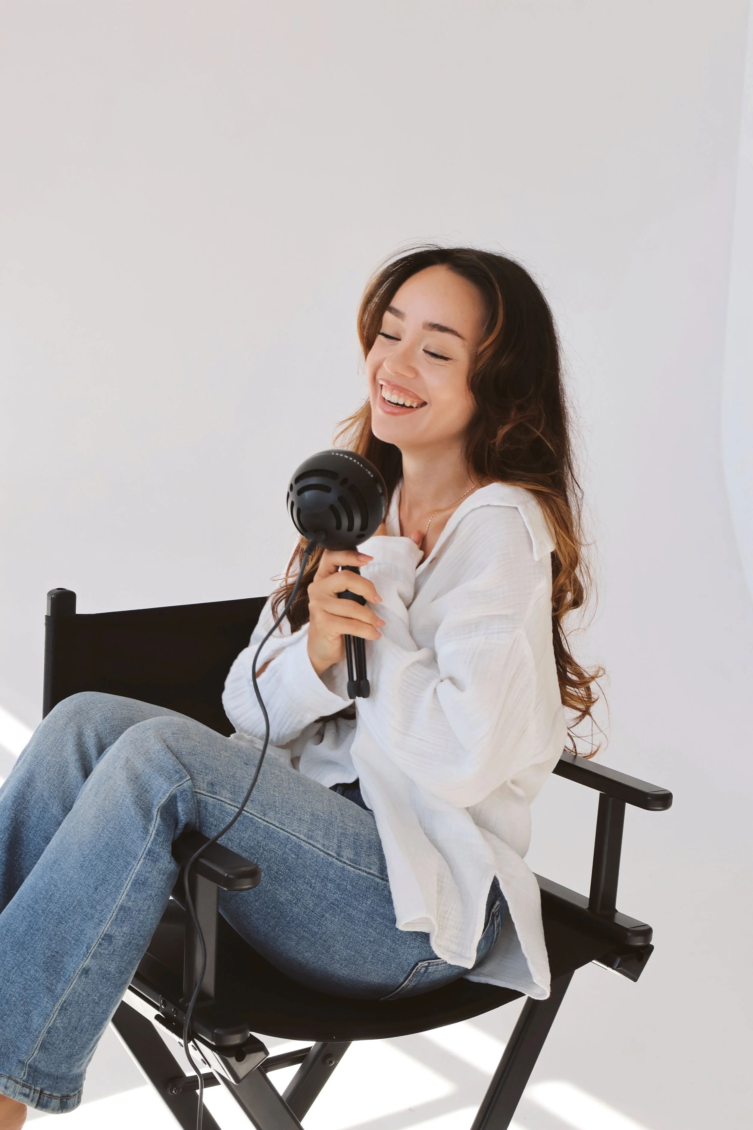 fotografie branding feminină lumină naturală București, fotografie branding pentru coach și terapeut feminin București, ședință foto brand personal feminin lumină naturală, ședință foto brand personal coach lumină naturală București