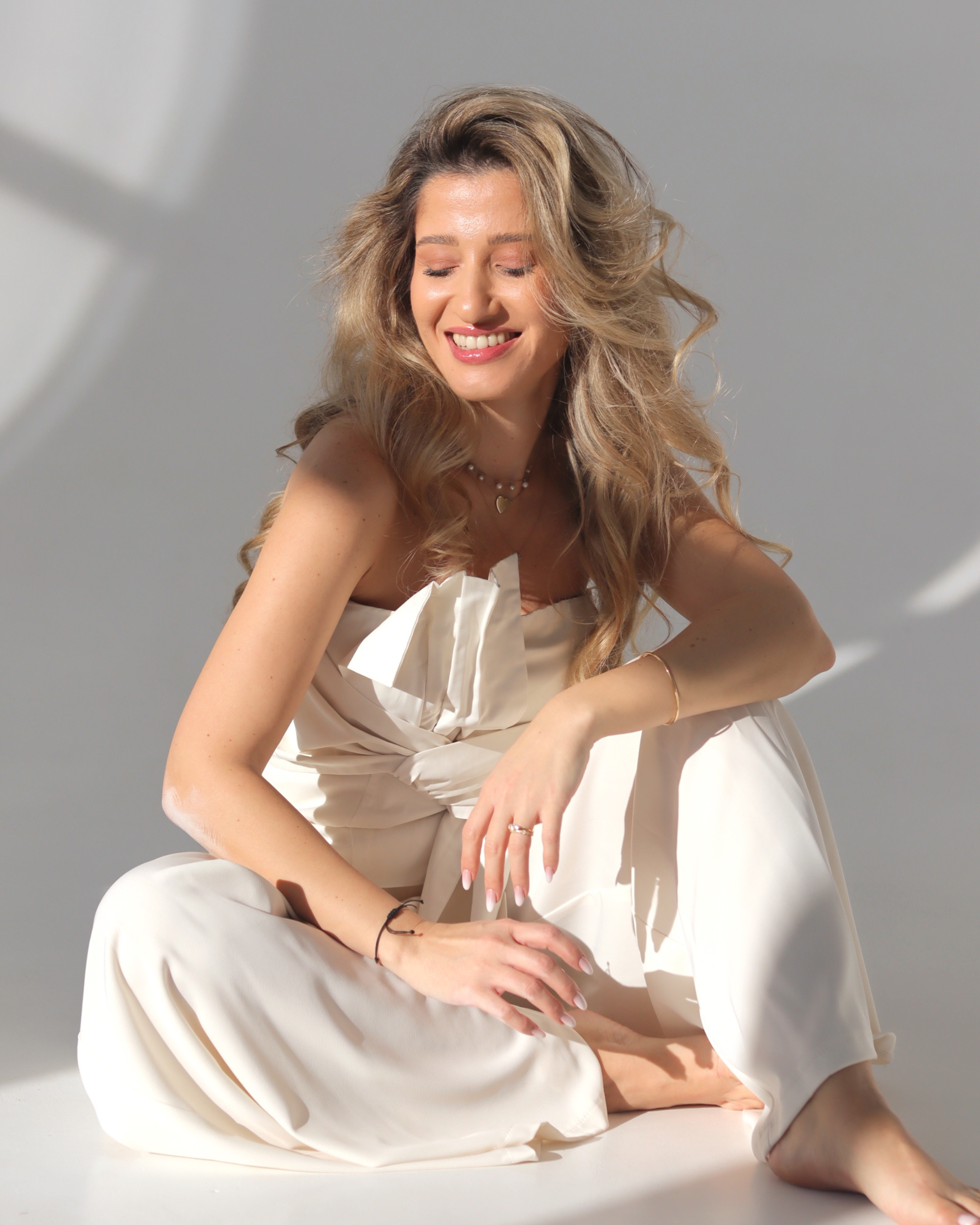 fotografie branding feminină lumină naturală București, fotografie branding pentru coach și terapeut feminin București, ședință foto brand personal feminin lumină naturală, ședință foto brand personal coach lumină naturală București