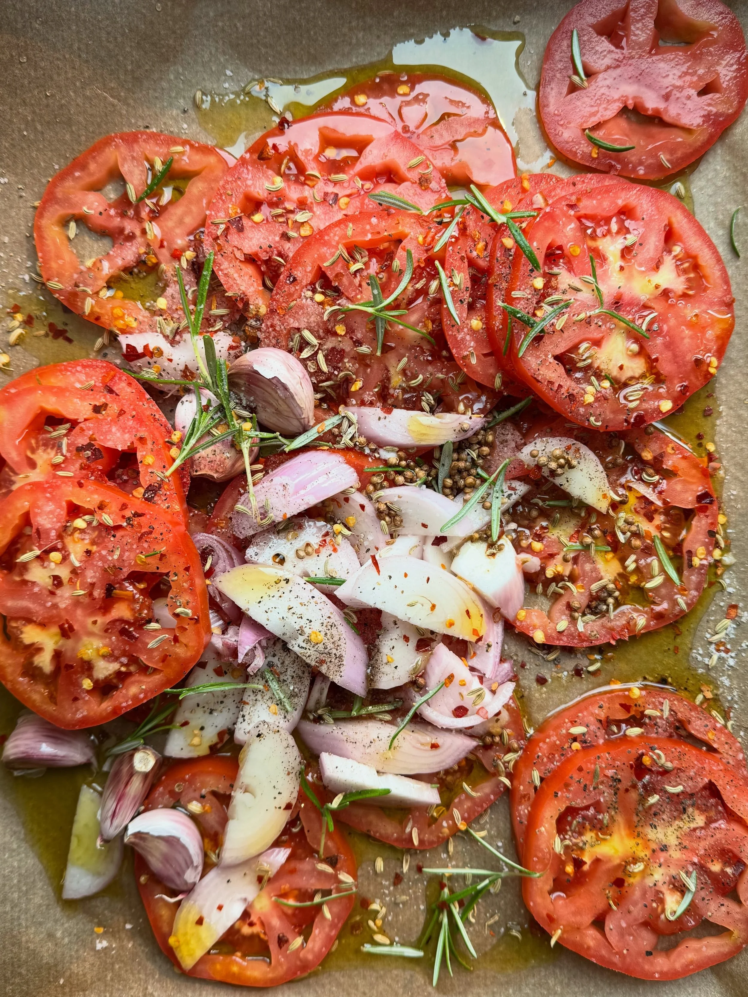good food in august 

marinated tomatoes with fennel seeds, thyme, chili, coriander seeds and shallots 

overnight oats with tahini, honey &amp; banana + oat milk matcha

meal prep for the heatwave: bean/corn/pineapple salad, marinated tofu, chocolat