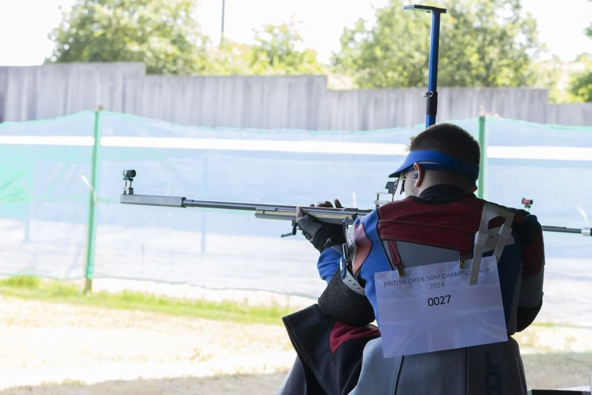 competitor in kneeling position