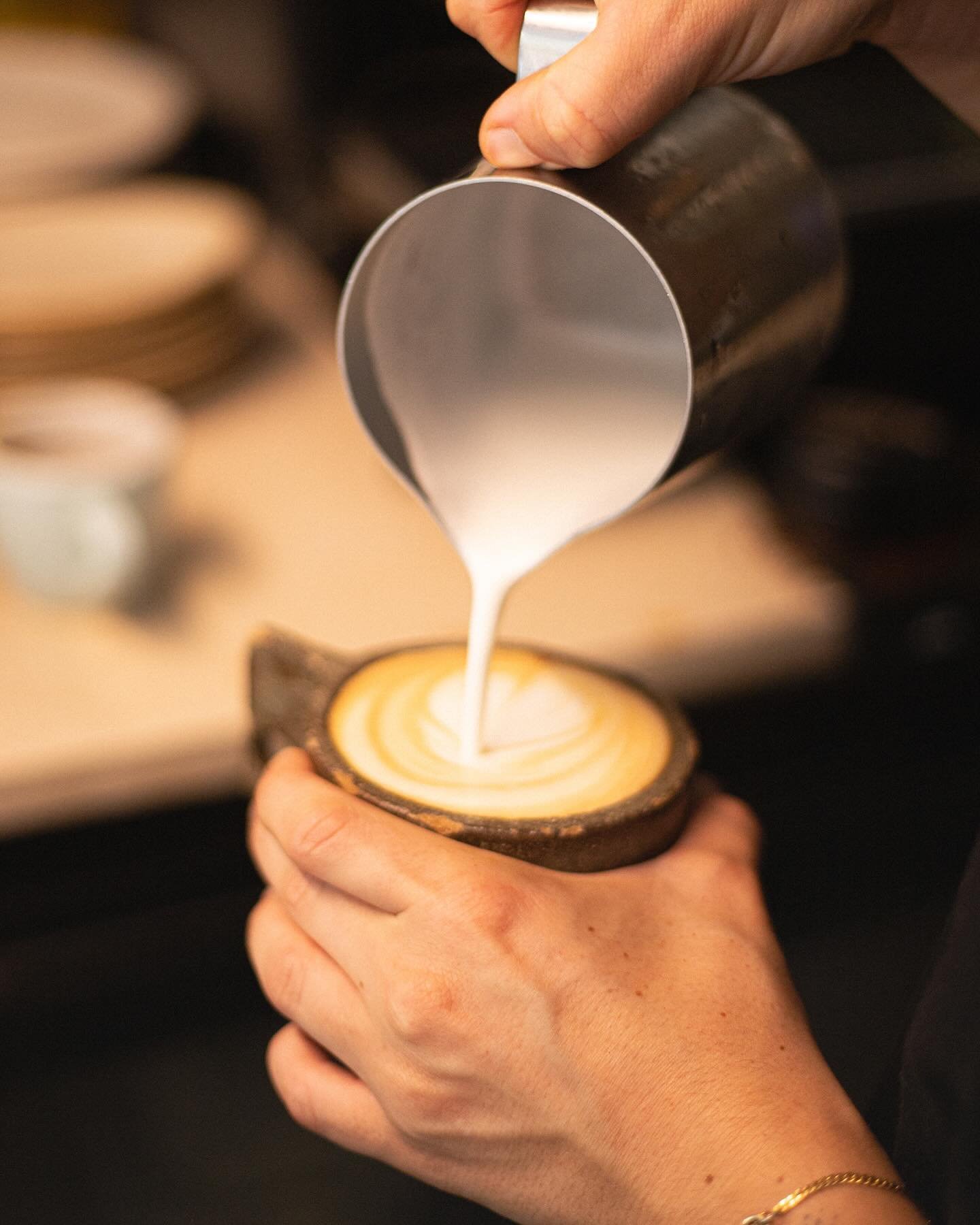 Un cappuccino &agrave; emporter ? ☕️

Une petite pause caf&eacute; ? ☀️
Nous servons nos boissons chaudes et froides ainsi que nos sucreries &agrave; emporter seulement. 🍪

Cependant vous pouvez vous installer pour bruncher tous les jours de 9h30 &a