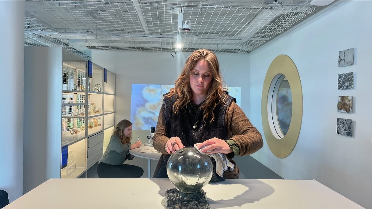 Lj&oacute;sbrot 
&THORN;ungsteinn og Hverasalt 

Anton&iacute;a Berg, &Iacute;ris Mar&iacute;a Leifsd&oacute;ttir og Vikram Pradhan voru &aacute; Gr&aelig;nlandi, &thorn;ar sem &thorn;ungsteinn (e. Tungsten) finnst, sandurinn s&aelig;kist &iacute; se