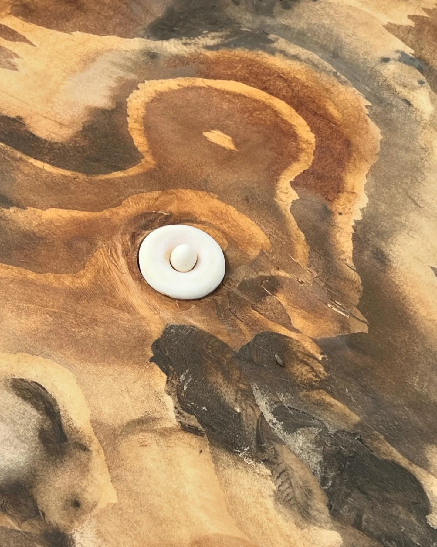 Little creation from this recharging week at Berunes 

Cross wood painted with newly gathered Bog Iron and Berunesclay and Reindeer horn with a small crystal (white Agate) 

Thoughts
I feel like the lines in the wood and raw materials entertains the 