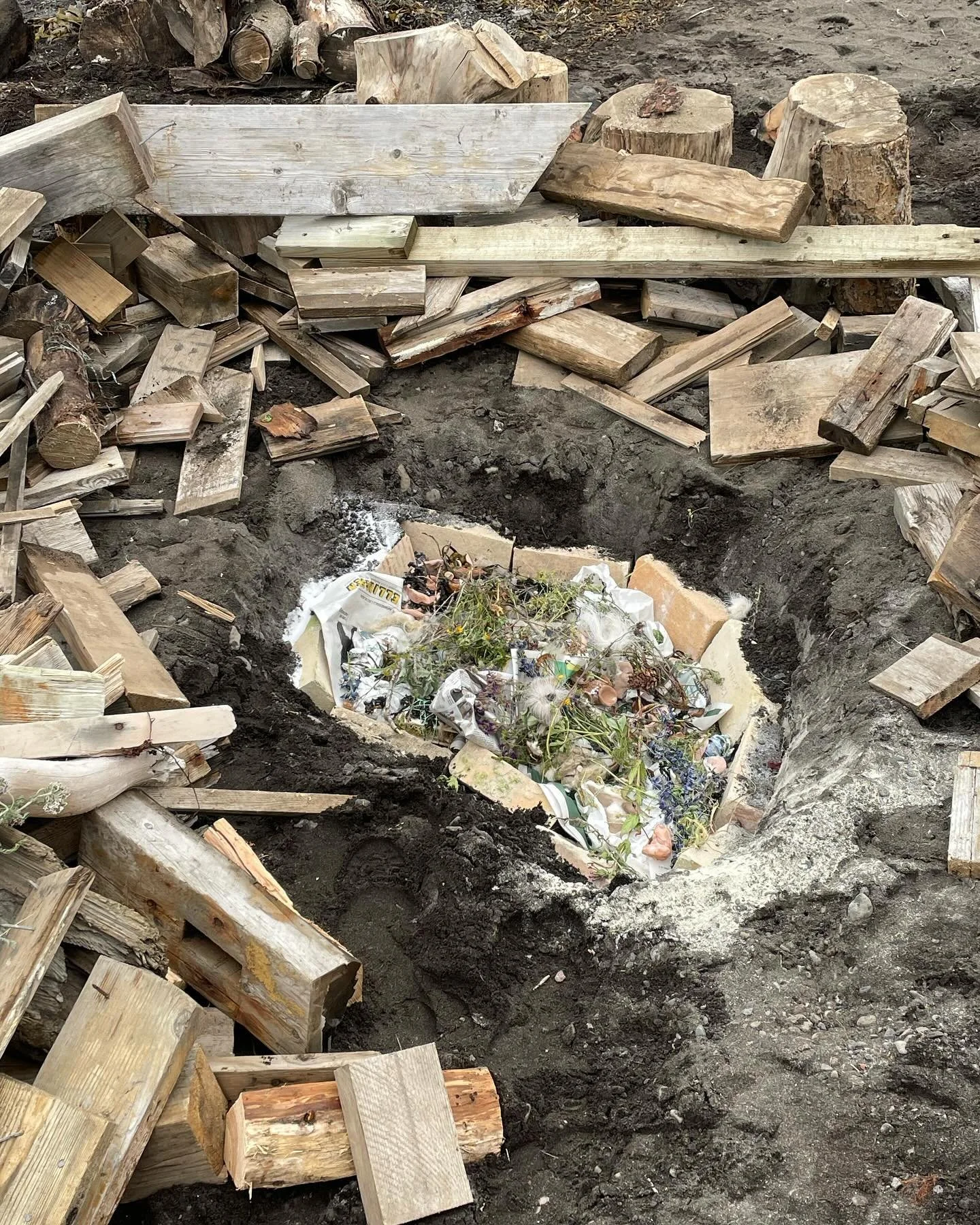 LungA 2024

Fr&oacute;(u)n workshop&rsquo;s fire pit process 
- more photos to come ✨

@lunga.festival @elin_margot