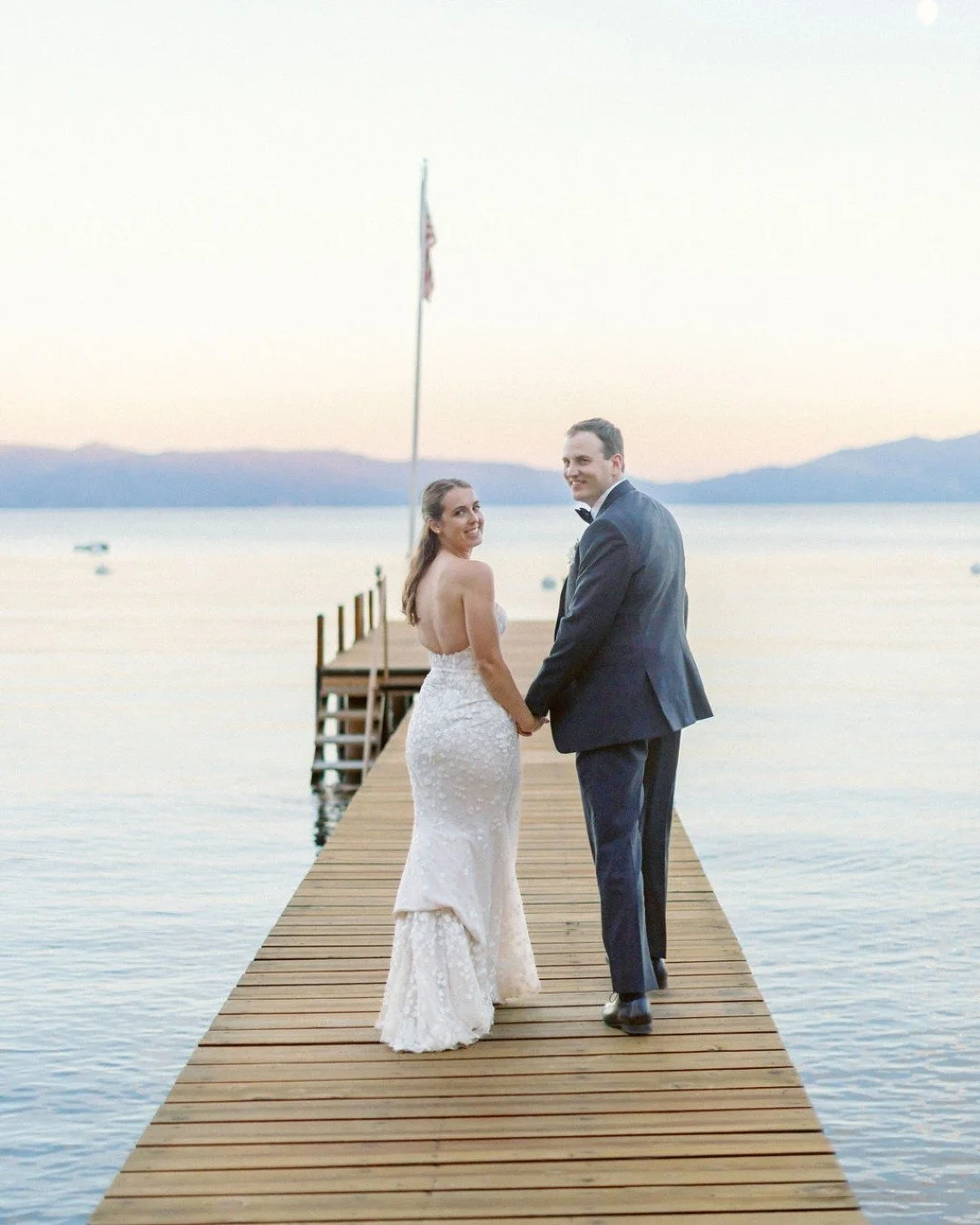 Getting married in Tahoe means you don&rsquo;t have to choose between mountains, water, and wide open skies. You get it all. ✨

Planning + Design: @ofdevents
Venue: One Fine Day Events Private Estate
Photography: @scottsikoraphoto
Florist: @ashandlil