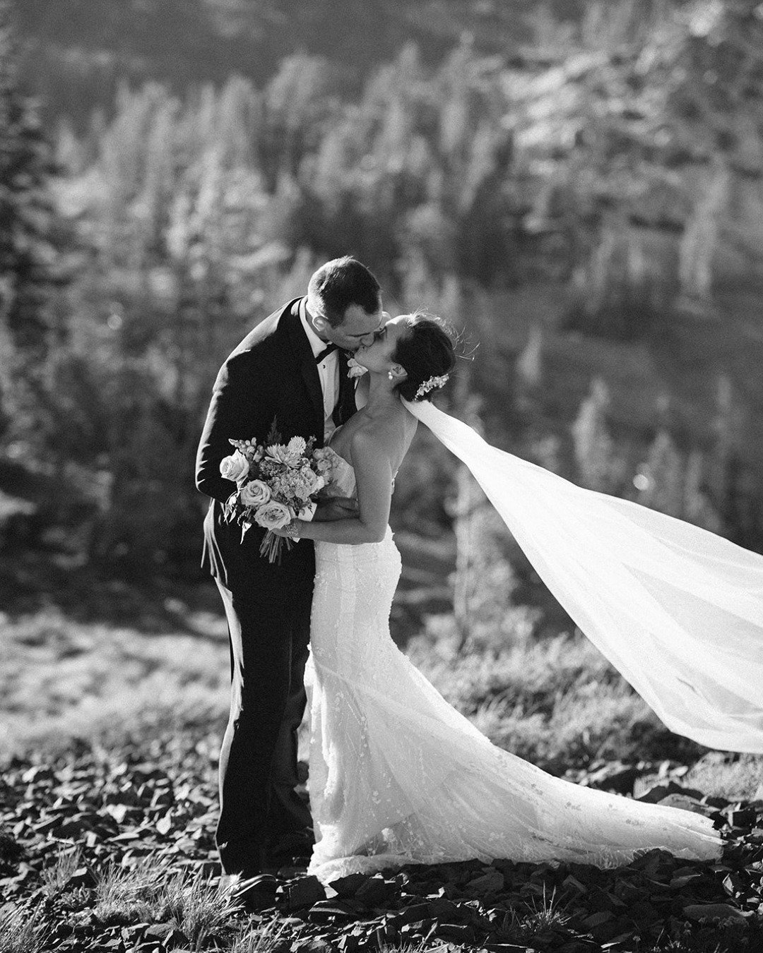 This mountaintop moment at Palisades Tahoe is what wedding dreams are made of. Elevated, elegant, and undeniably romantic. 💍

Photographer: @vildphotography
Venue: @palisadesweddings
Hair &amp; Makeup: @kissandmakeuptahoe @truckee_bridal
Entertainme