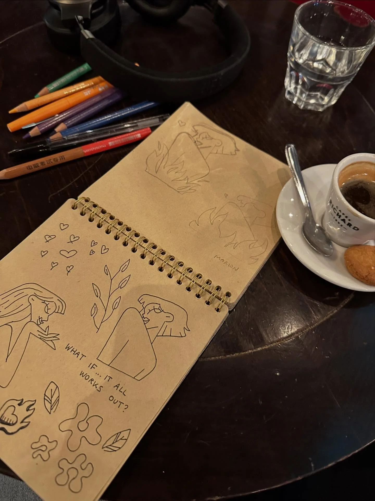 life lately: friends, art &amp; music 🍀🩷
1&bull; dessiner dans un caf&eacute; parisien, le clich&eacute;?
2&bull; tattoo in progress 
3&bull; une Amazone sur le bras hihi
4&bull; le calendrier-coloriage d&rsquo;Amazones 🖍️💚
5&bull; dessiner dans 