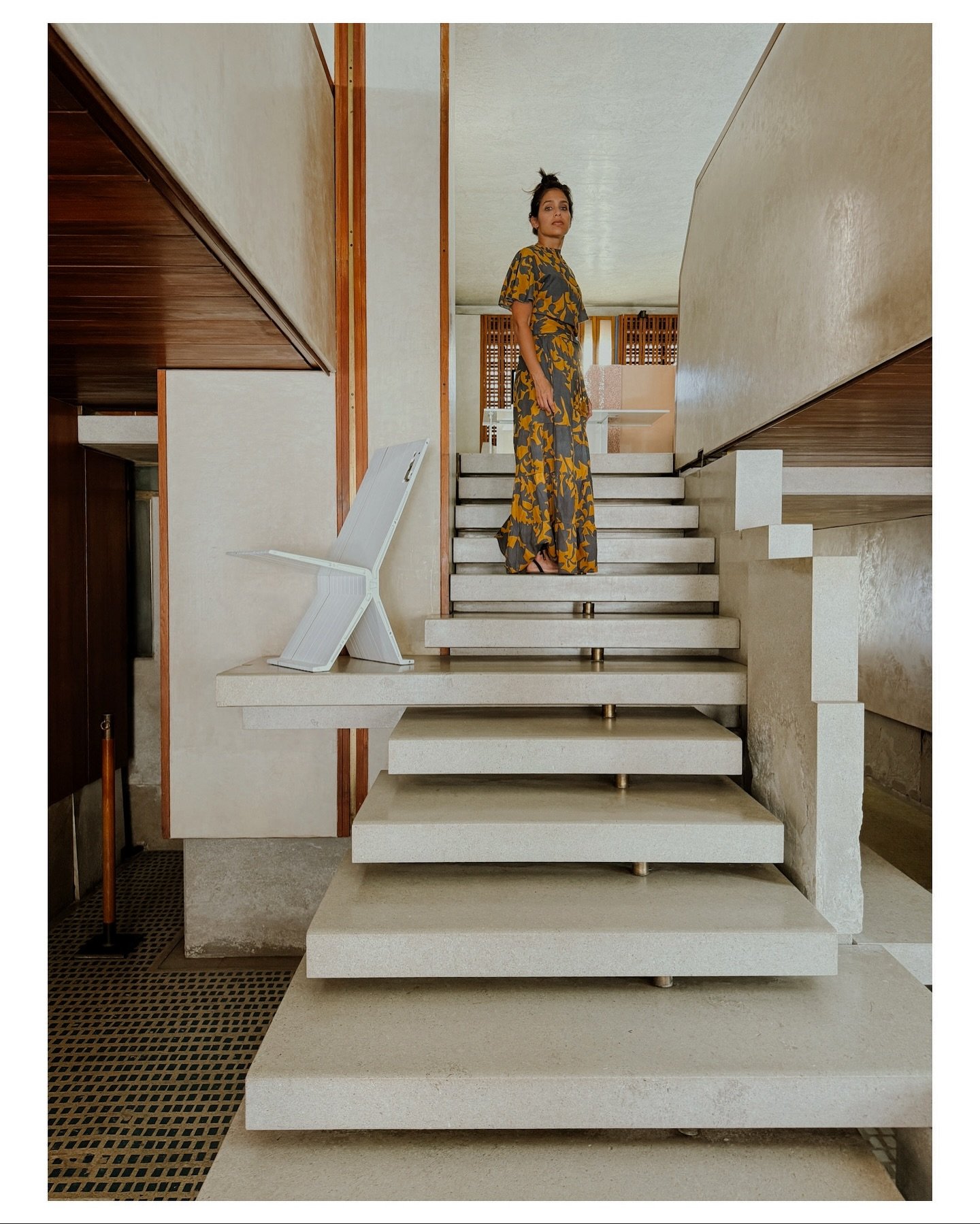 NEGOZIO OLIVETTI, VENEZIA 🟨

Como amante del dise&ntilde;o y la arquitectura, tuve el placer de visitar el hist&oacute;rico showroom de Olivetti en Venecia, dise&ntilde;ado por Carlo Scarpa, maestro de la arquitectura italiana. Cada material, m&aacu