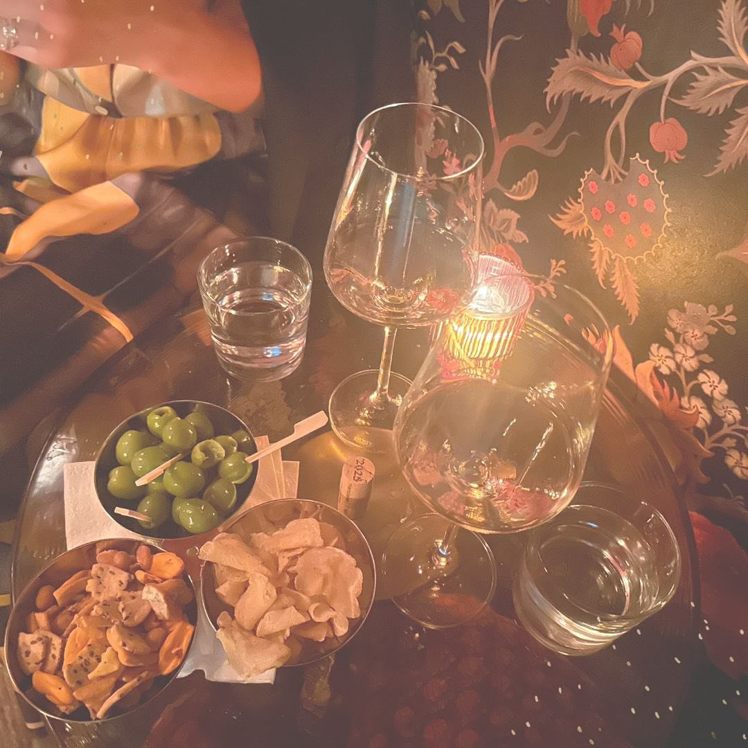 So long Dry January! After a long, cold (and snowy!) month we were ready for a Proper drink! Check out our stories to see which Charleston bars are on the top of our list! 🌴🍸