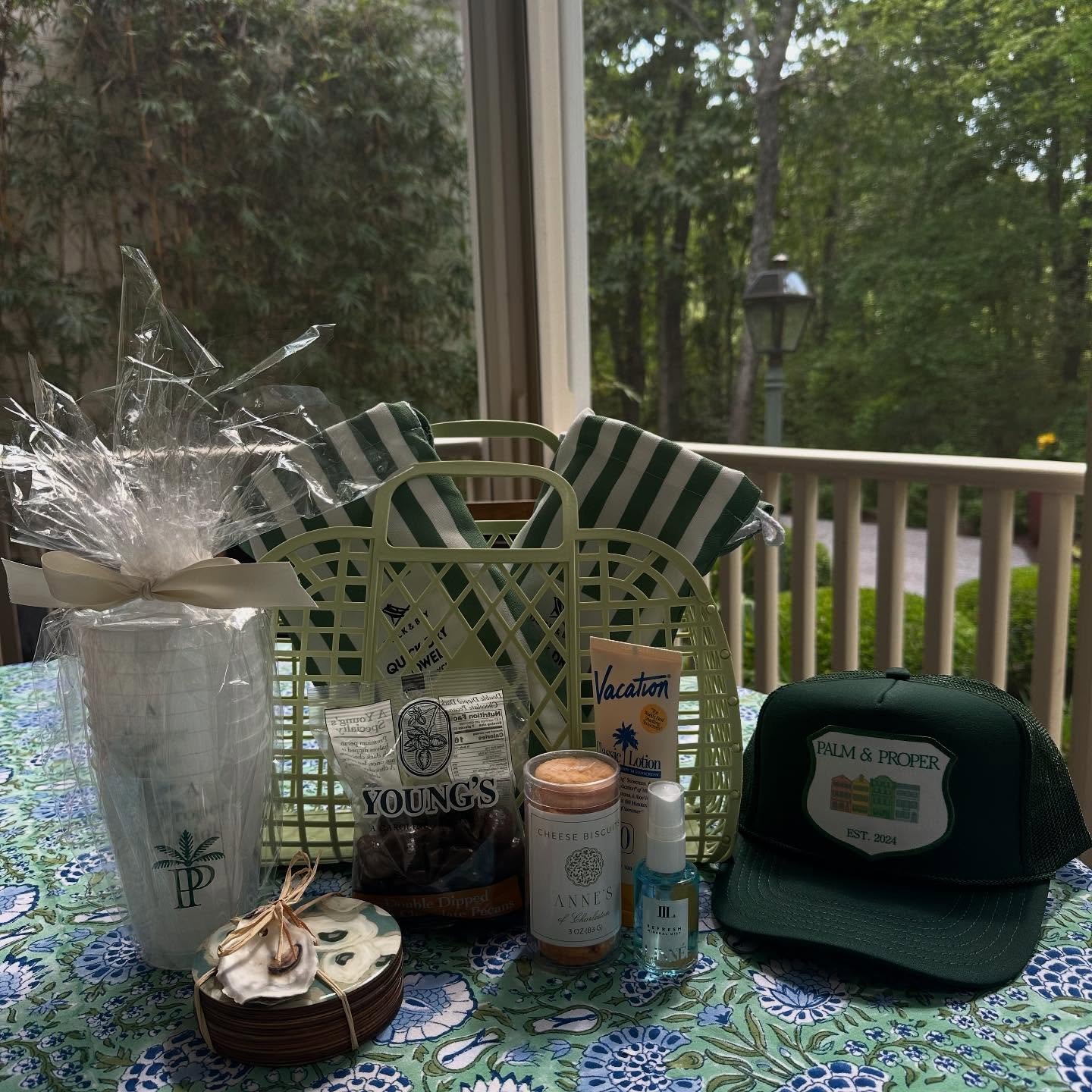 Palm & Proper loves a thoughtful welcome bag to set the tone for a fabulous weekend. Make your guests feel welcome from the moment they arrive with a personal touch curated by P&P. 🌴🍍
We raffled off this Charleston theme welcome basket wit