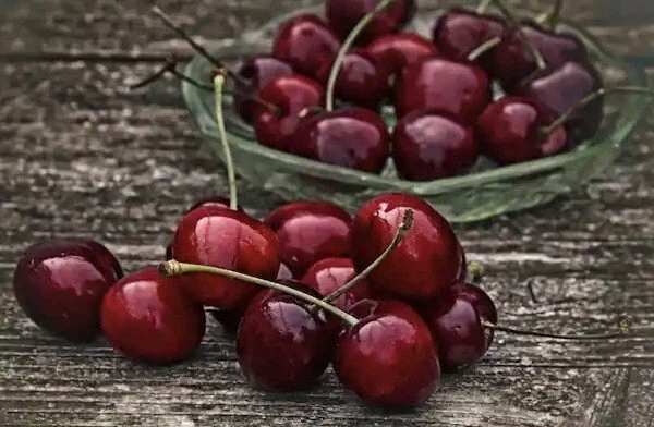 Dark Cherries,&nbsp;Fresh  (Prunus avium)
