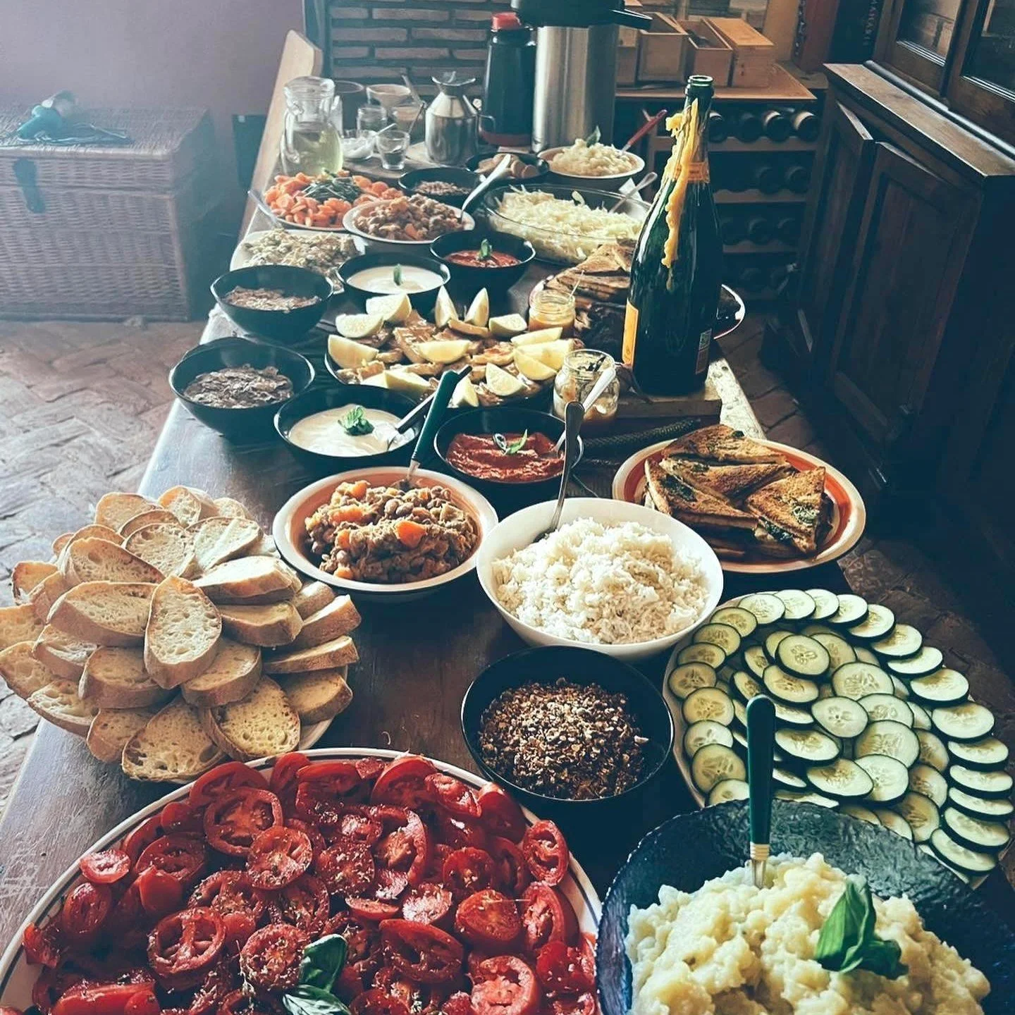 Tavola imbandita in cantina.jpg